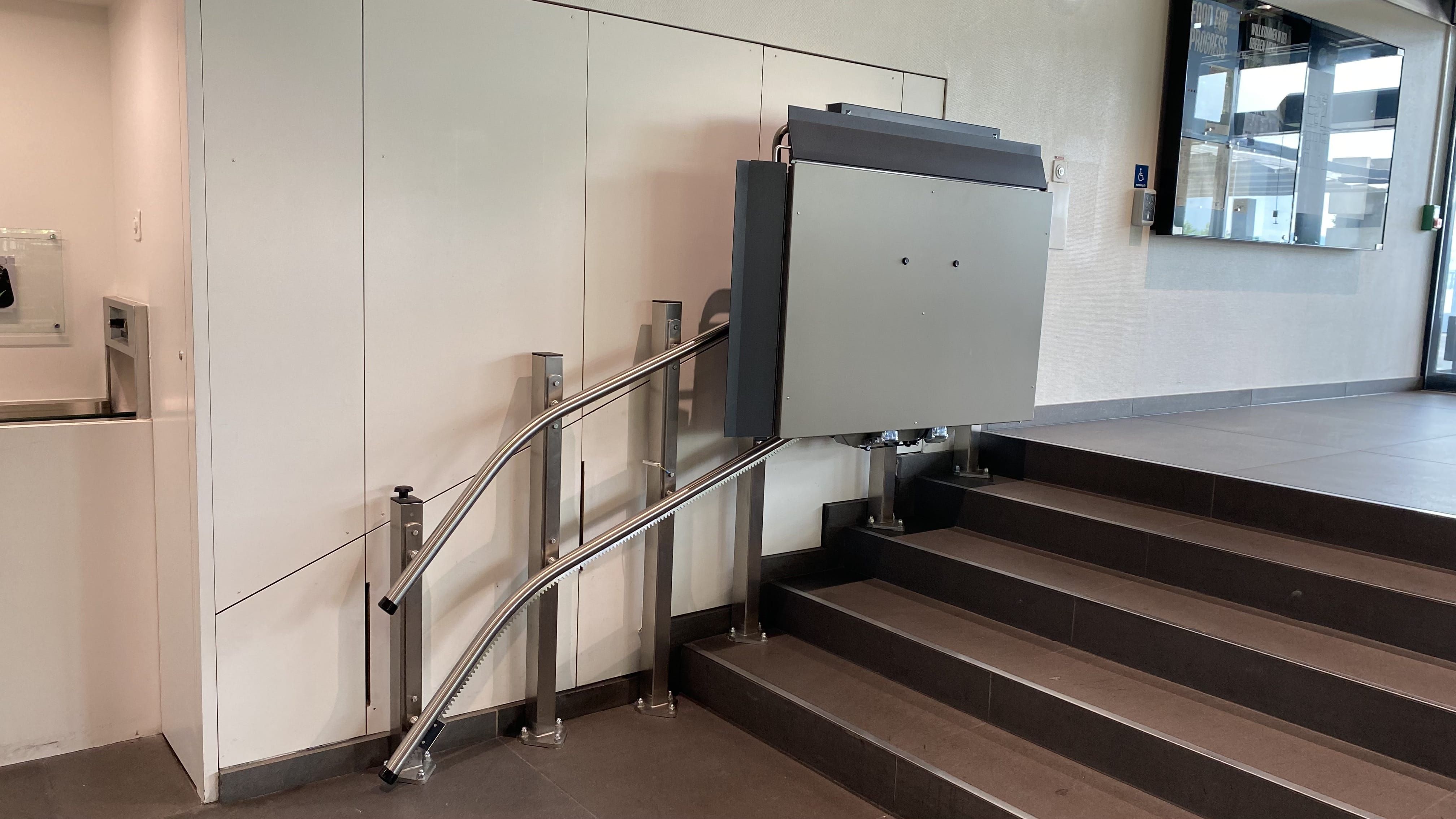 MEN-B, Mensa: Nahansicht auf den Treppenlift.