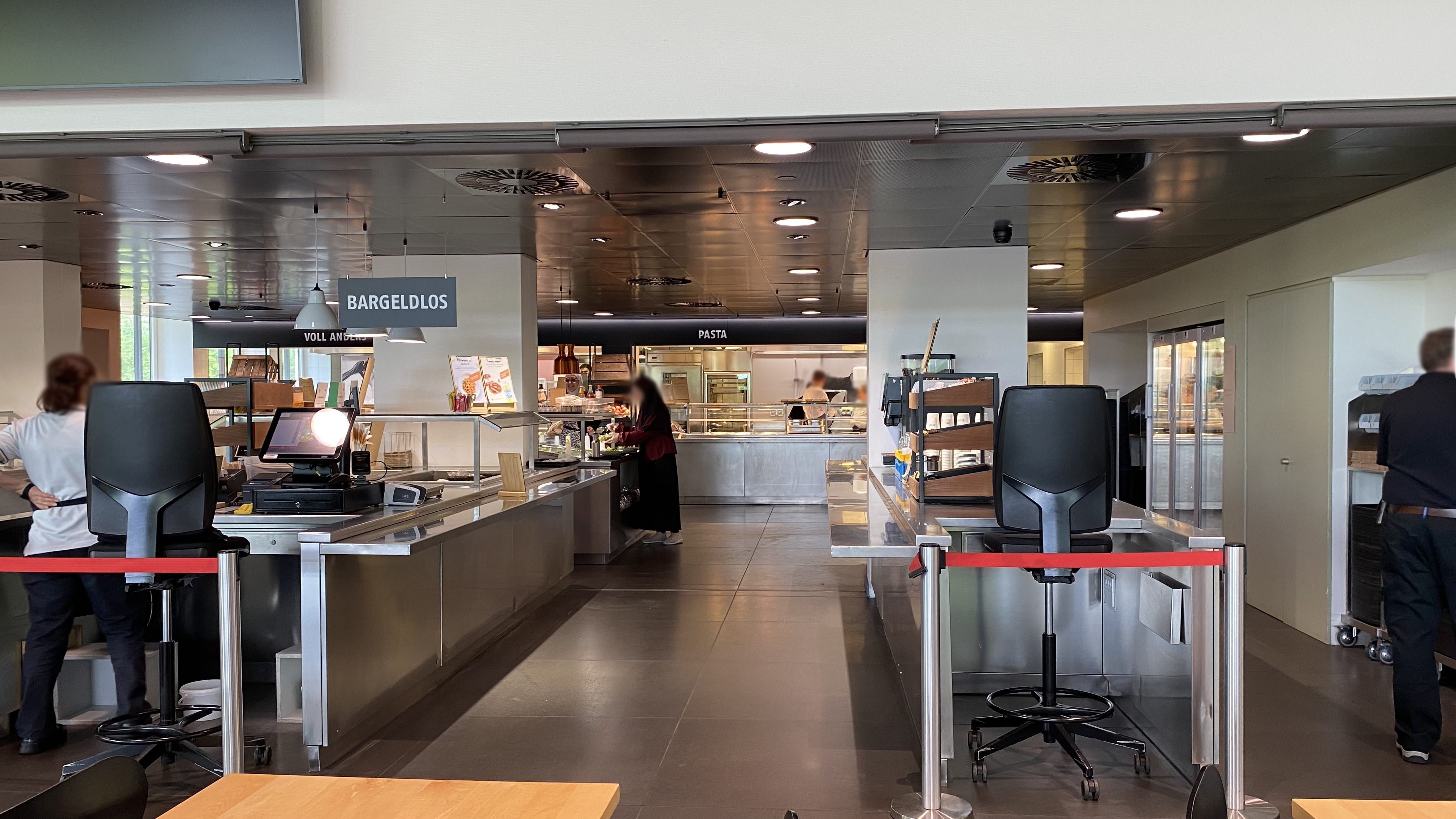 MEN-B, Mensa: Ansicht auf die Essensausgabe rechts von der Eingangstür.