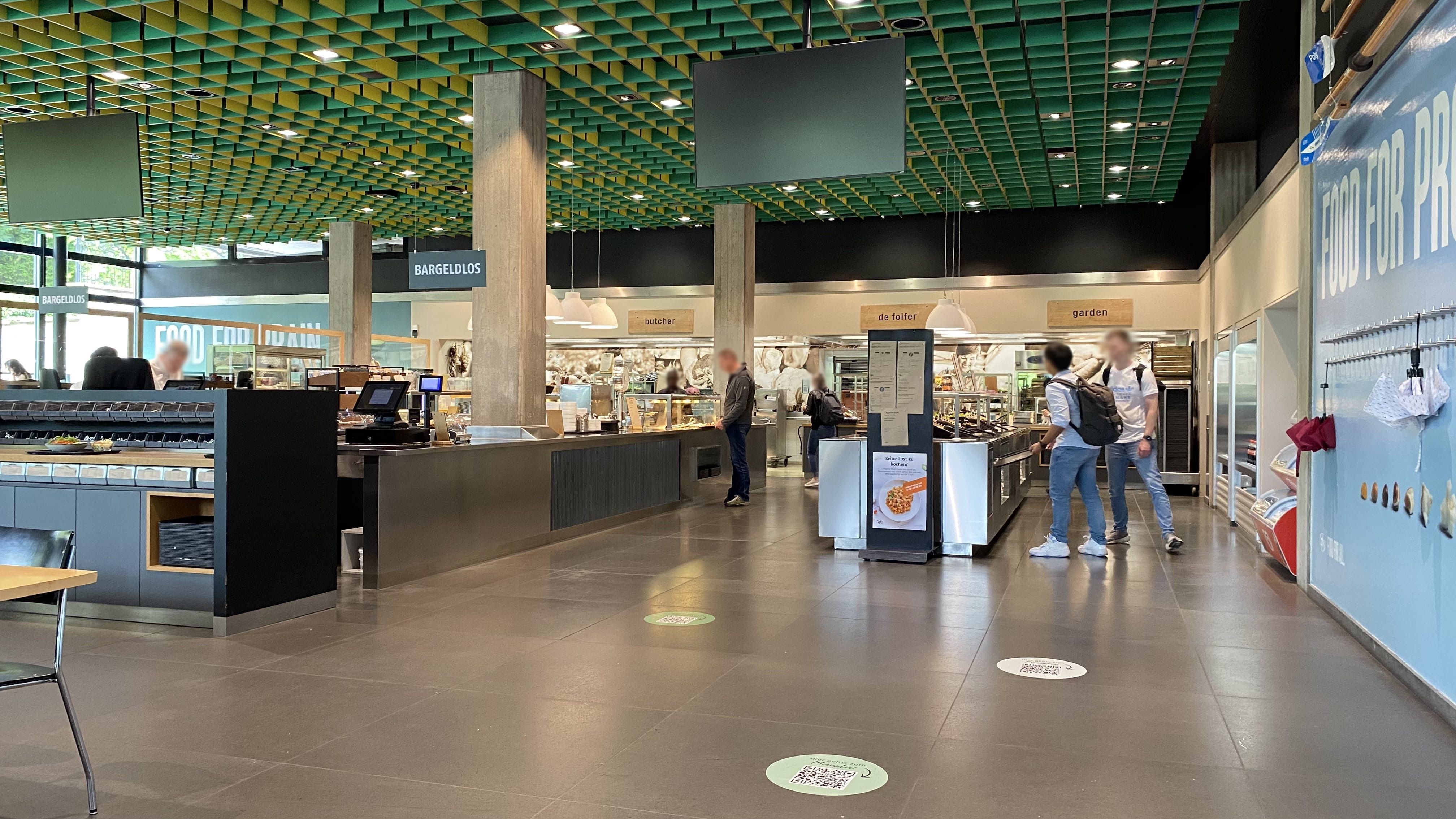 MEN-A, Mensa: Ansicht auf die Essensausgabe rechts von der Eingangstür. Links im Bild befindet sich die Besteckausgabe.