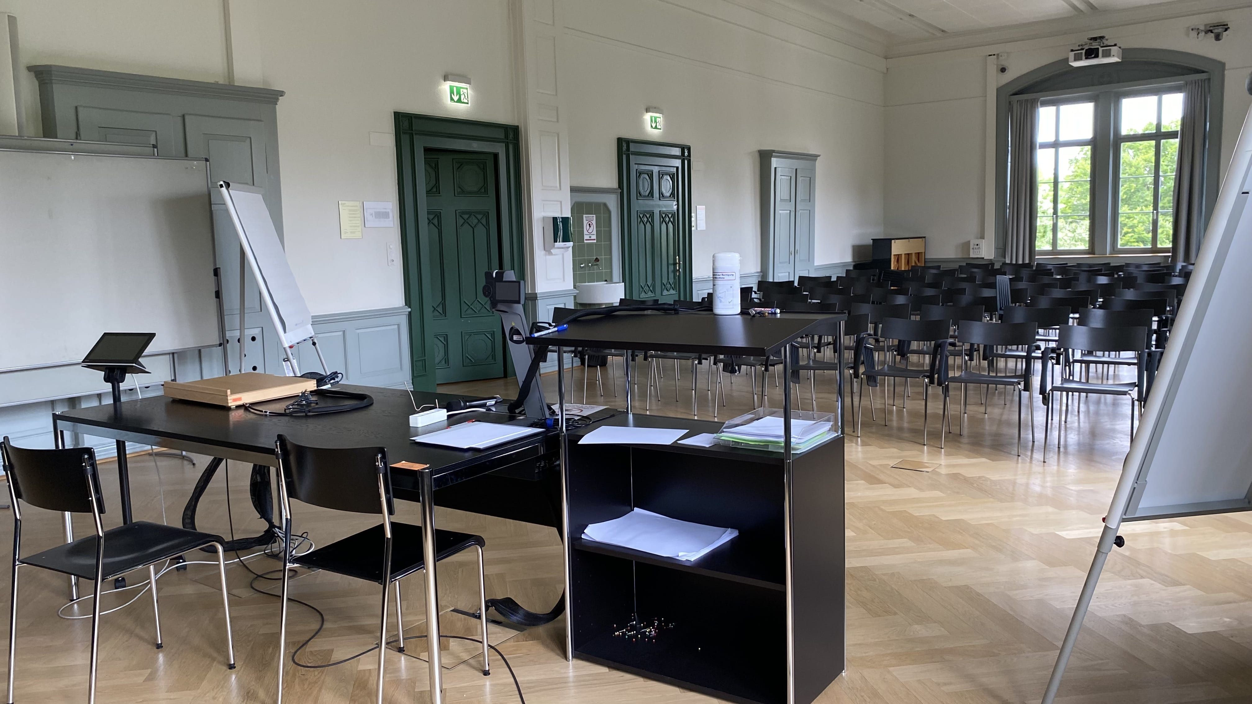 Hörsaal KAB-G-01: Ansicht auf den Raum von Dozierendenpult aus.