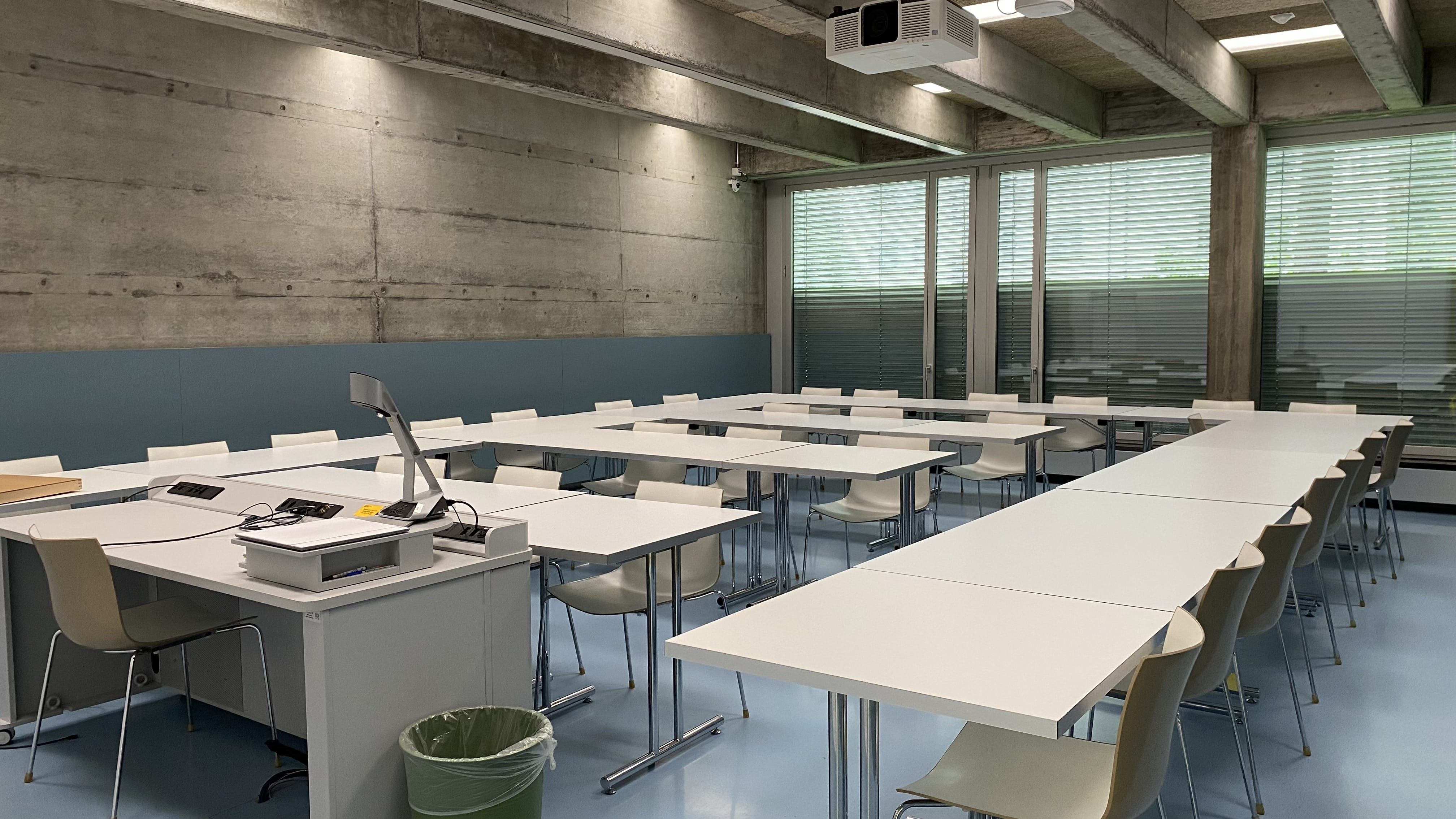 Seminarraum FRE-D-14: Ansicht auf den Raum von der Eingangstüre aus.