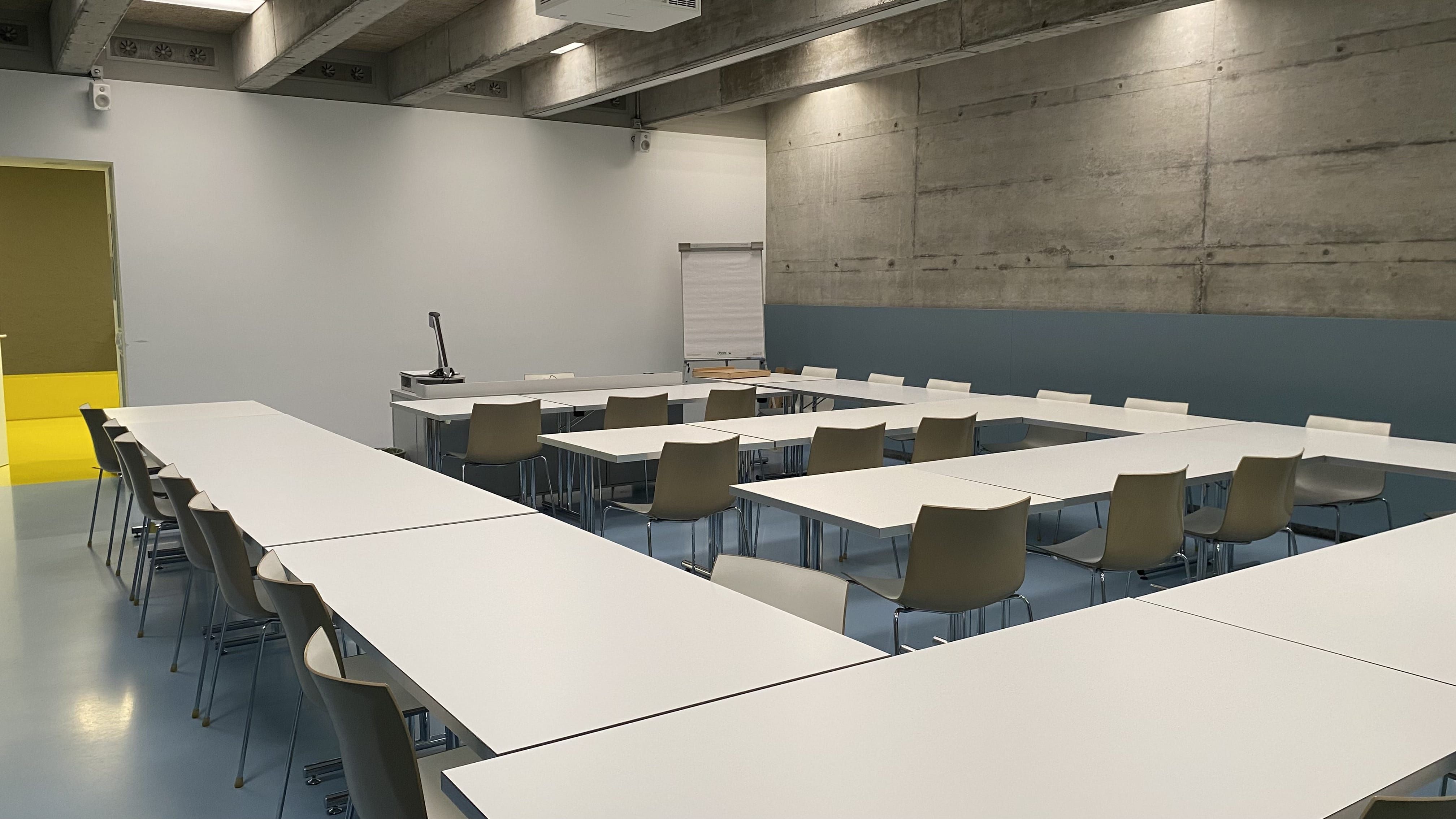 Seminarraum FRE-D-14: Ansicht zur Eingangstüre hin. Die Türe ist links im Bild.