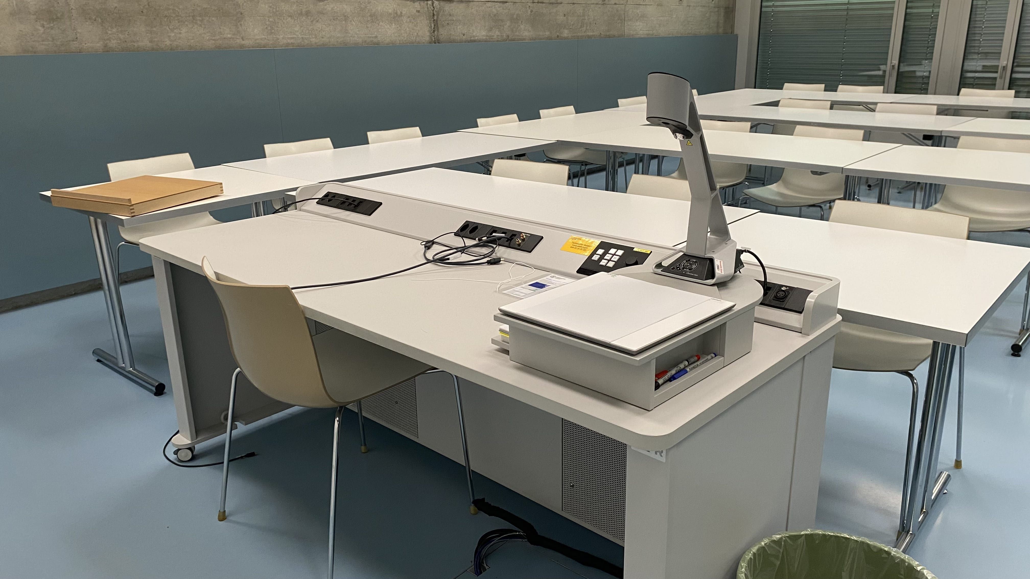 Seminarraum FRE-D-14: Ansicht auf das Dozierendenpult.