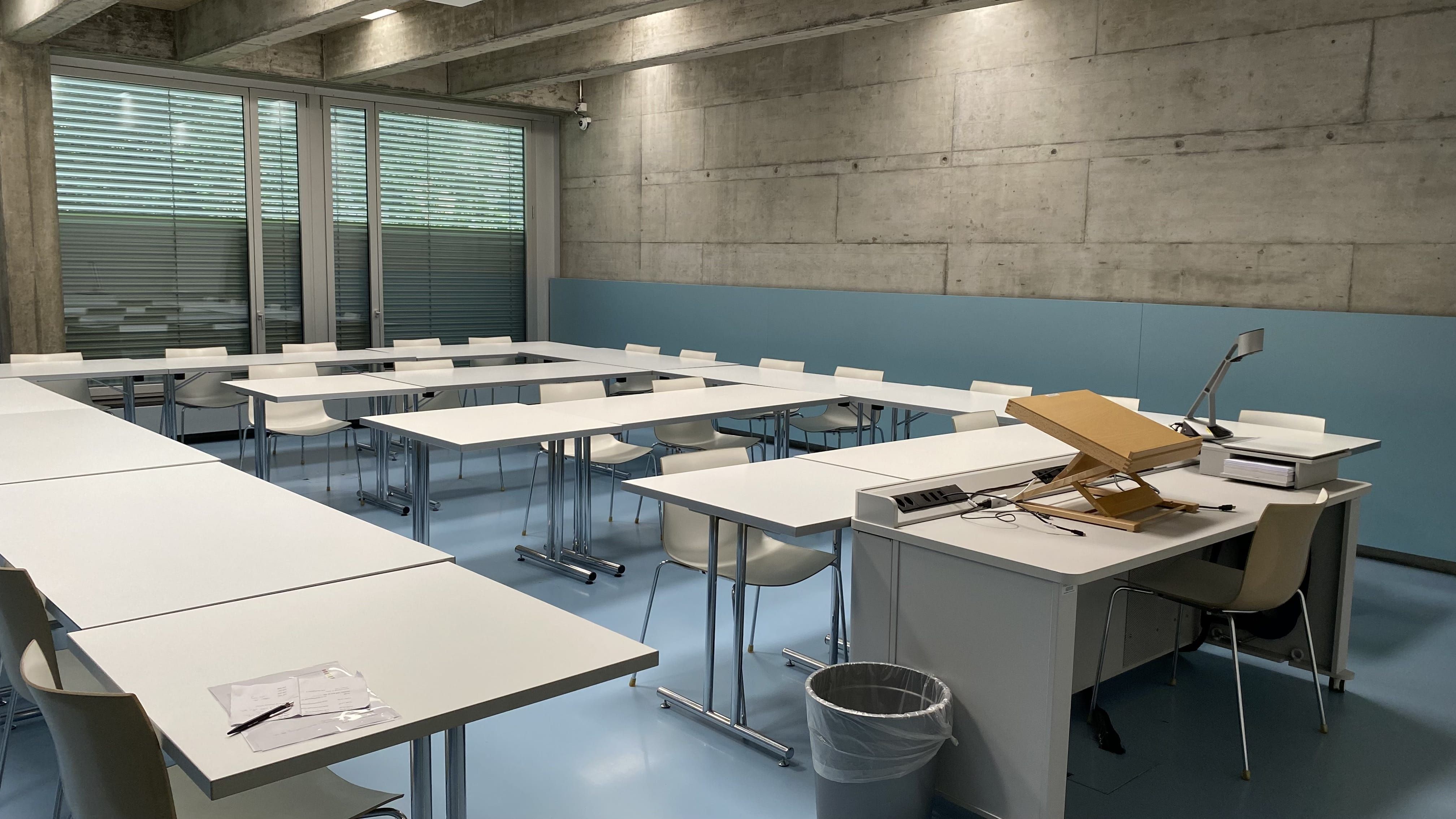 Seminarraum FRE-D-15: Ansicht auf den Raum von der Eingangstüre aus.