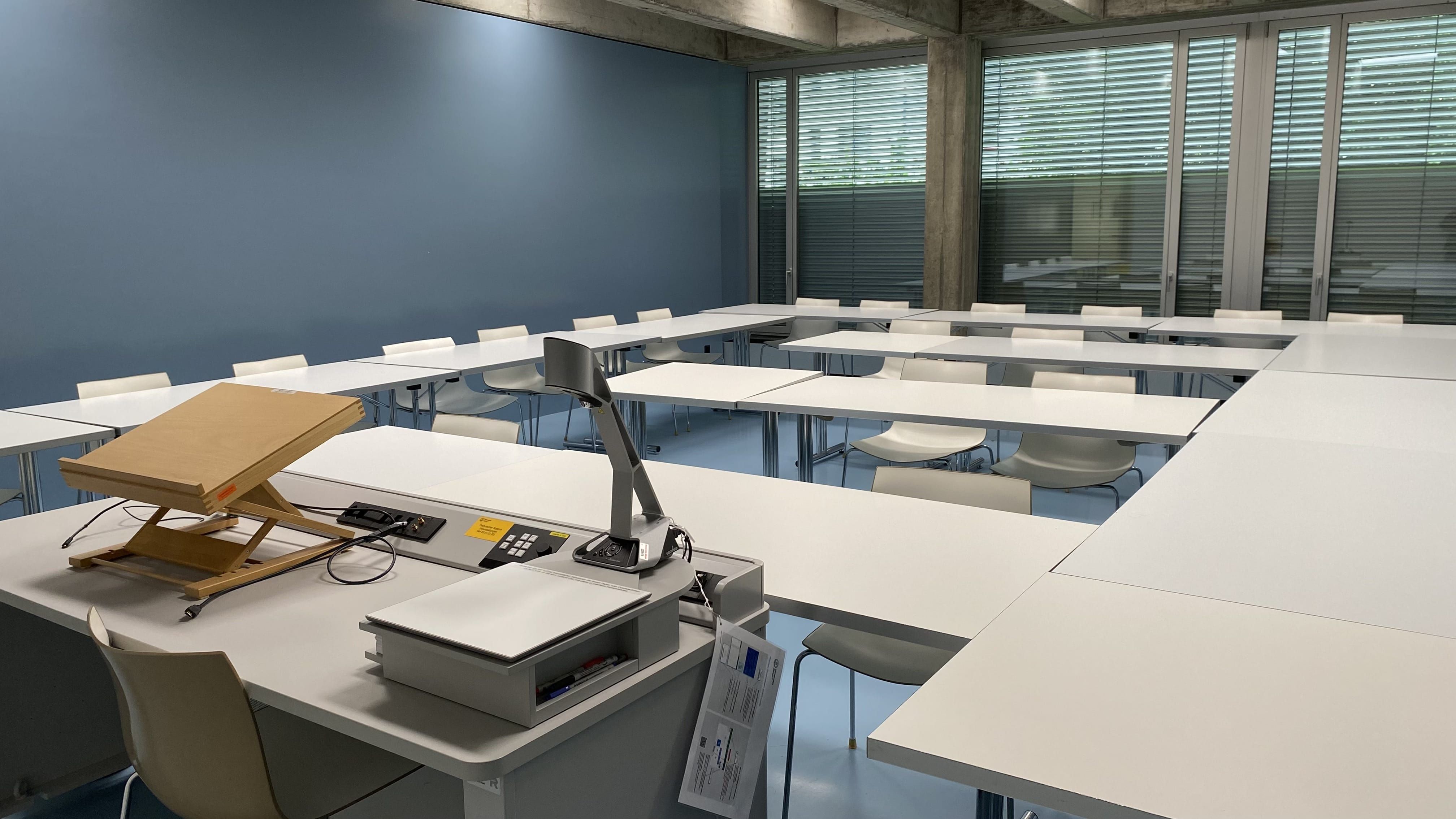 Seminarraum FRE-D-15: Ansicht auf das Dozierendenpult.