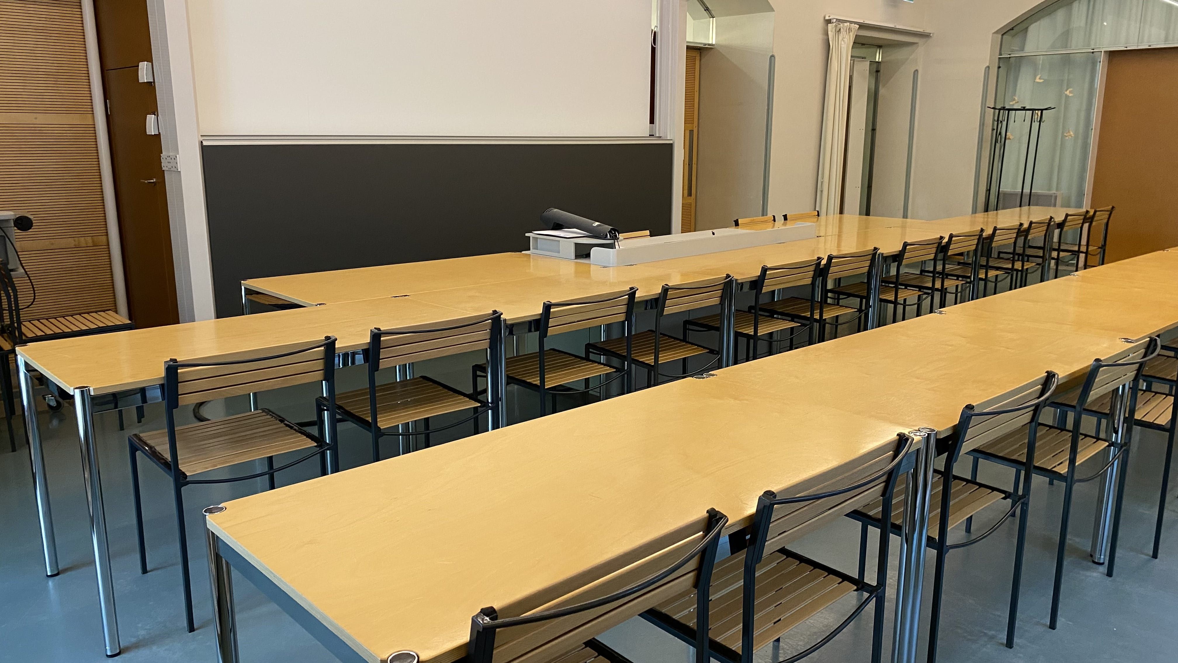 Seminarraum ZUG-D-31: Ansicht zum Dozierendenpult hin.