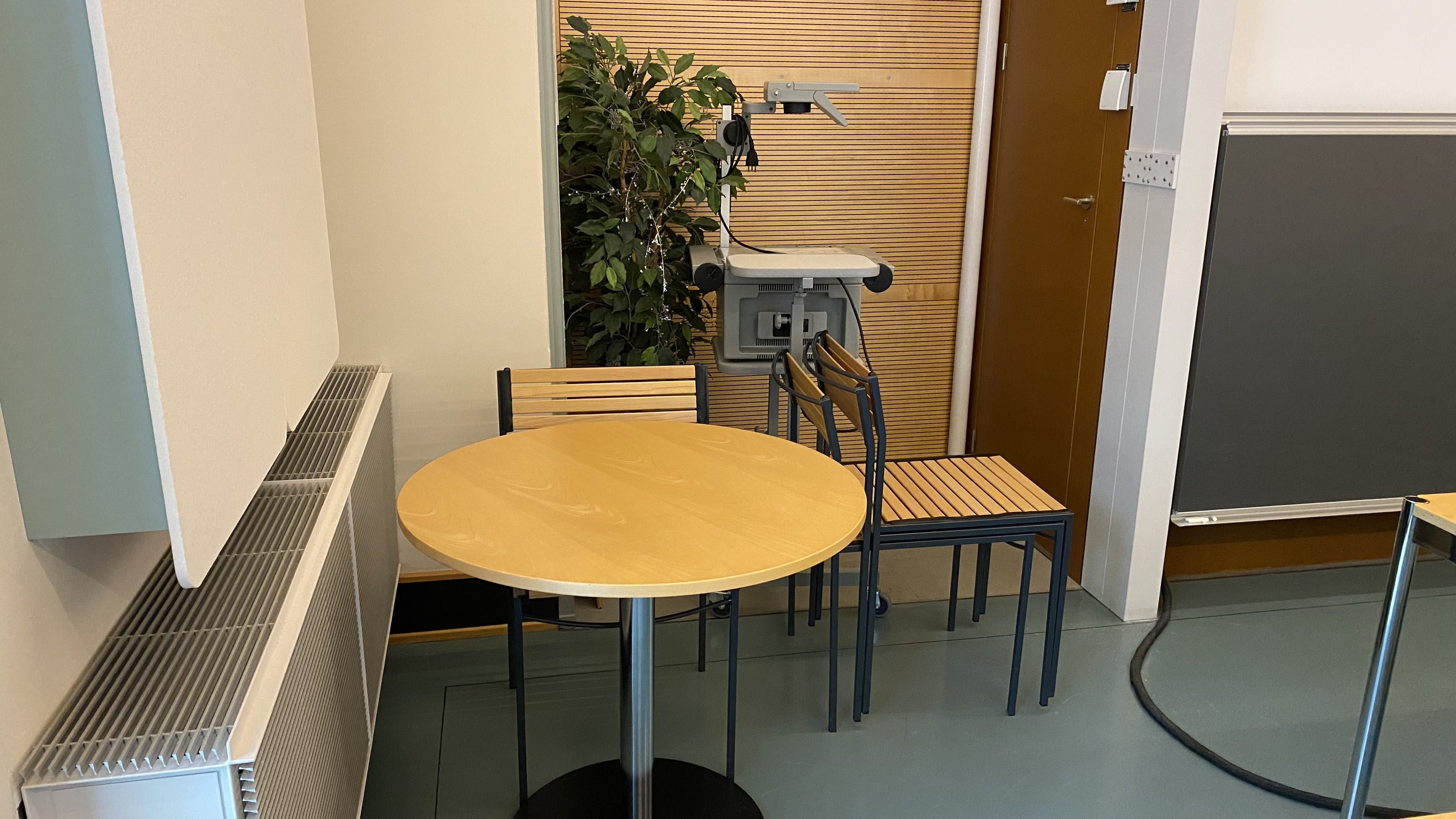 Seminarraum ZUG-D-31: Ansicht auf die Sitznische links vom Dozierendenpult.