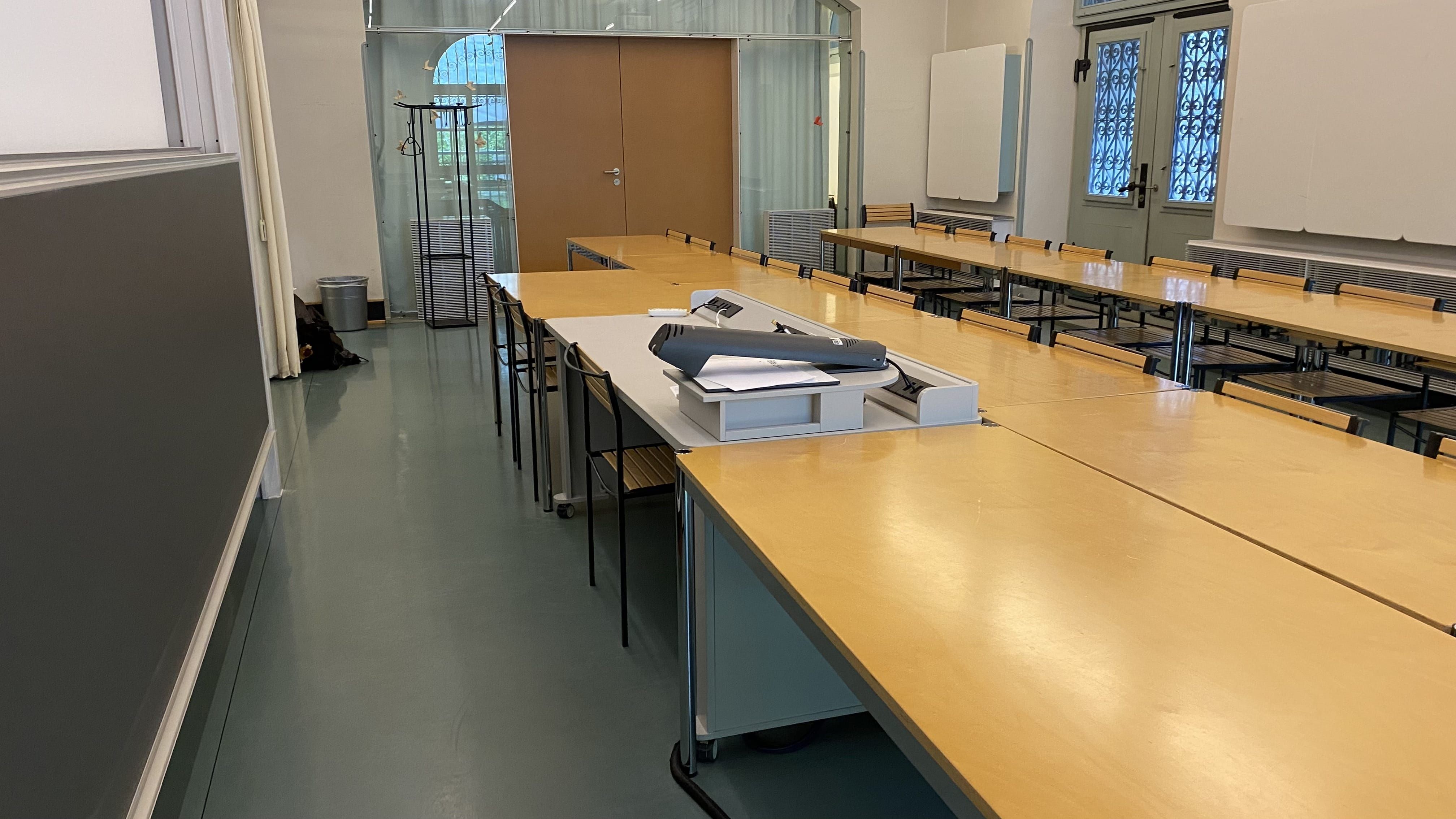 Seminarraum ZUG-D-31: Ansicht auf das Dozierendenpult.