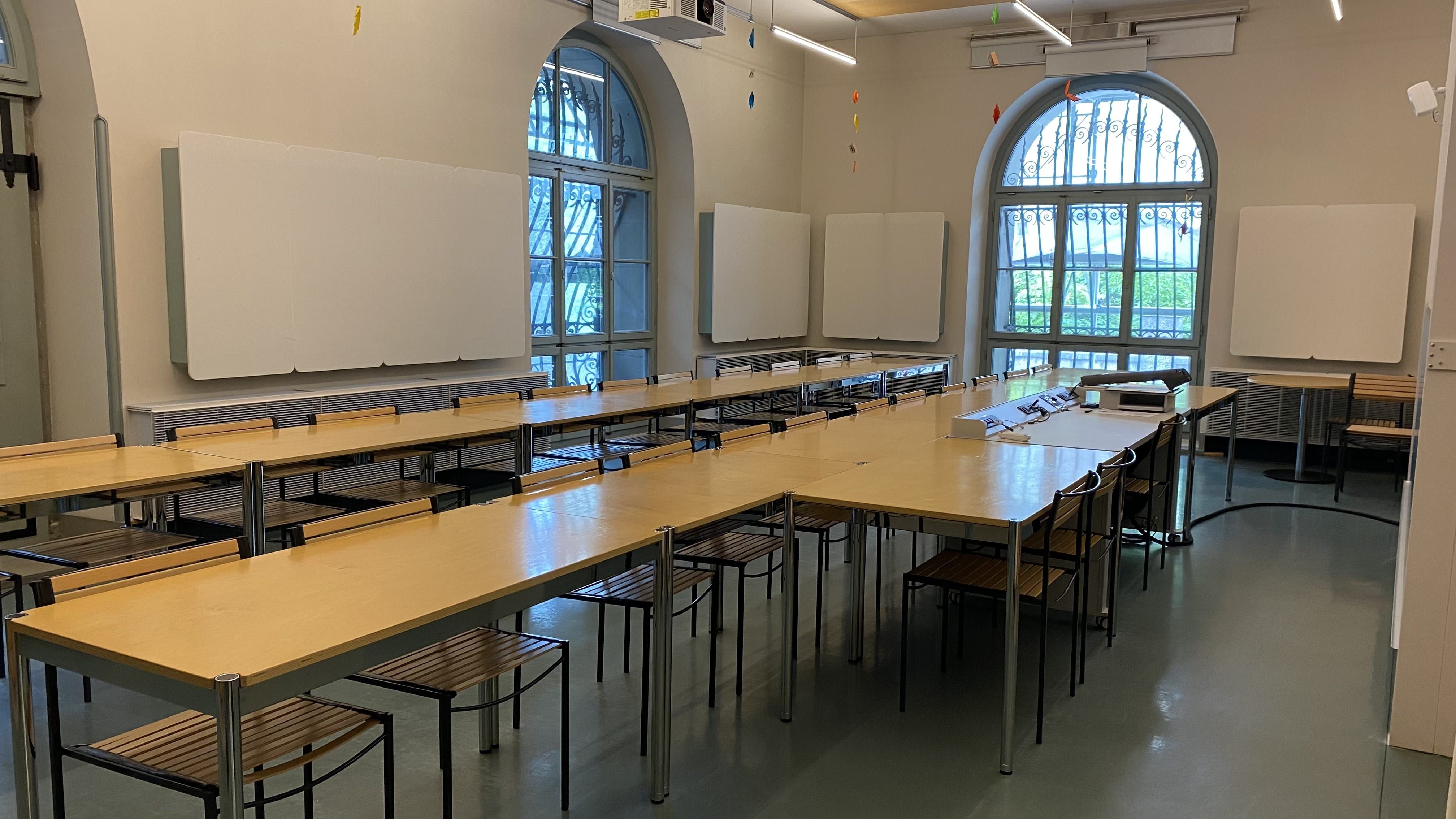 Seminarraum ZUG-D-31: Ansicht auf den Raum von der Eingangstür aus.