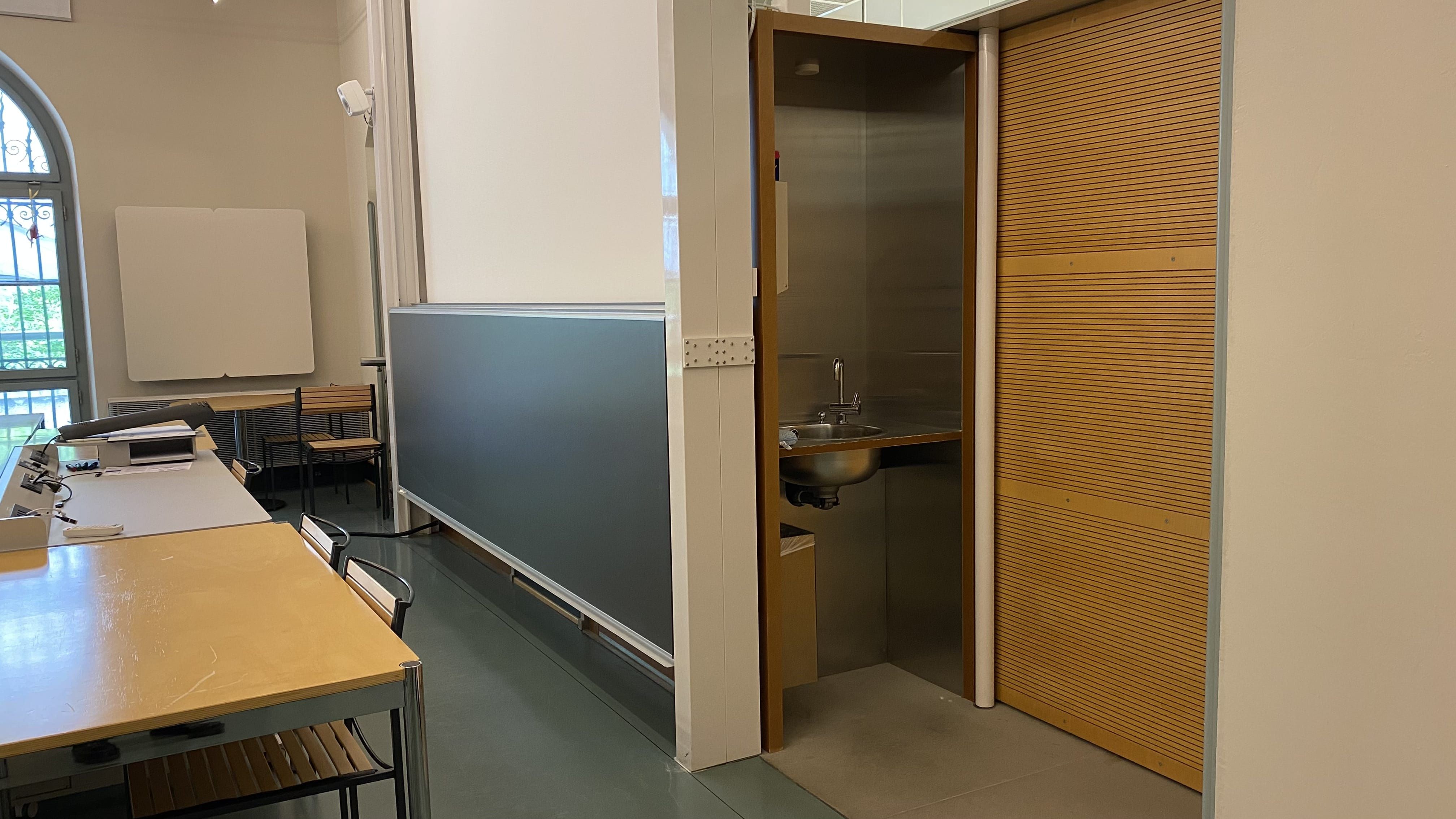 Seminarraum ZUG-D-31: Ansicht auf das Lavabo, dass sich rechts von der Eingangstür befindet.