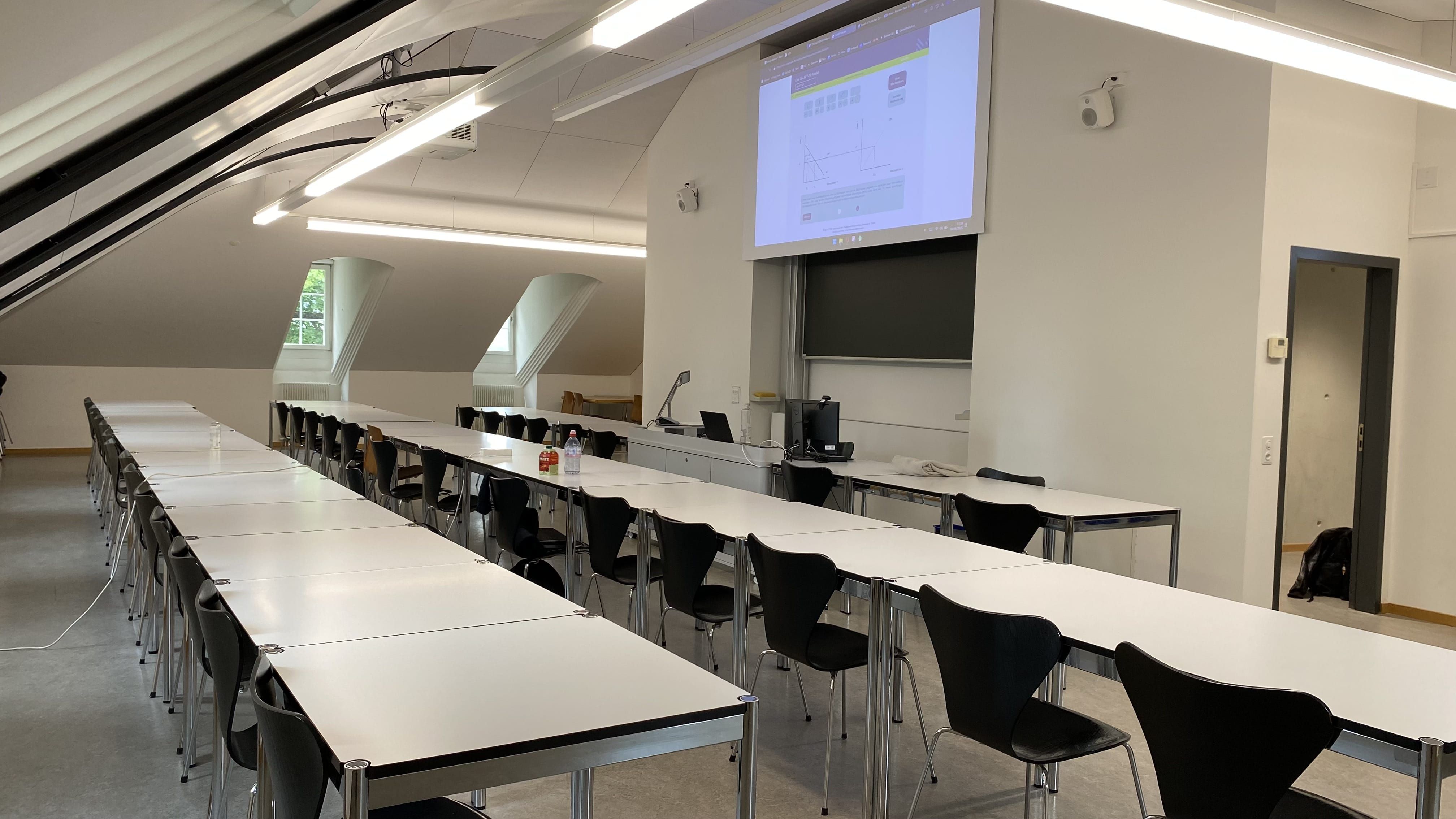 Seminarraum ZUB-4-416: Ansicht auf den Raum. Die Eingangstür befindet sich rechts im Bild.