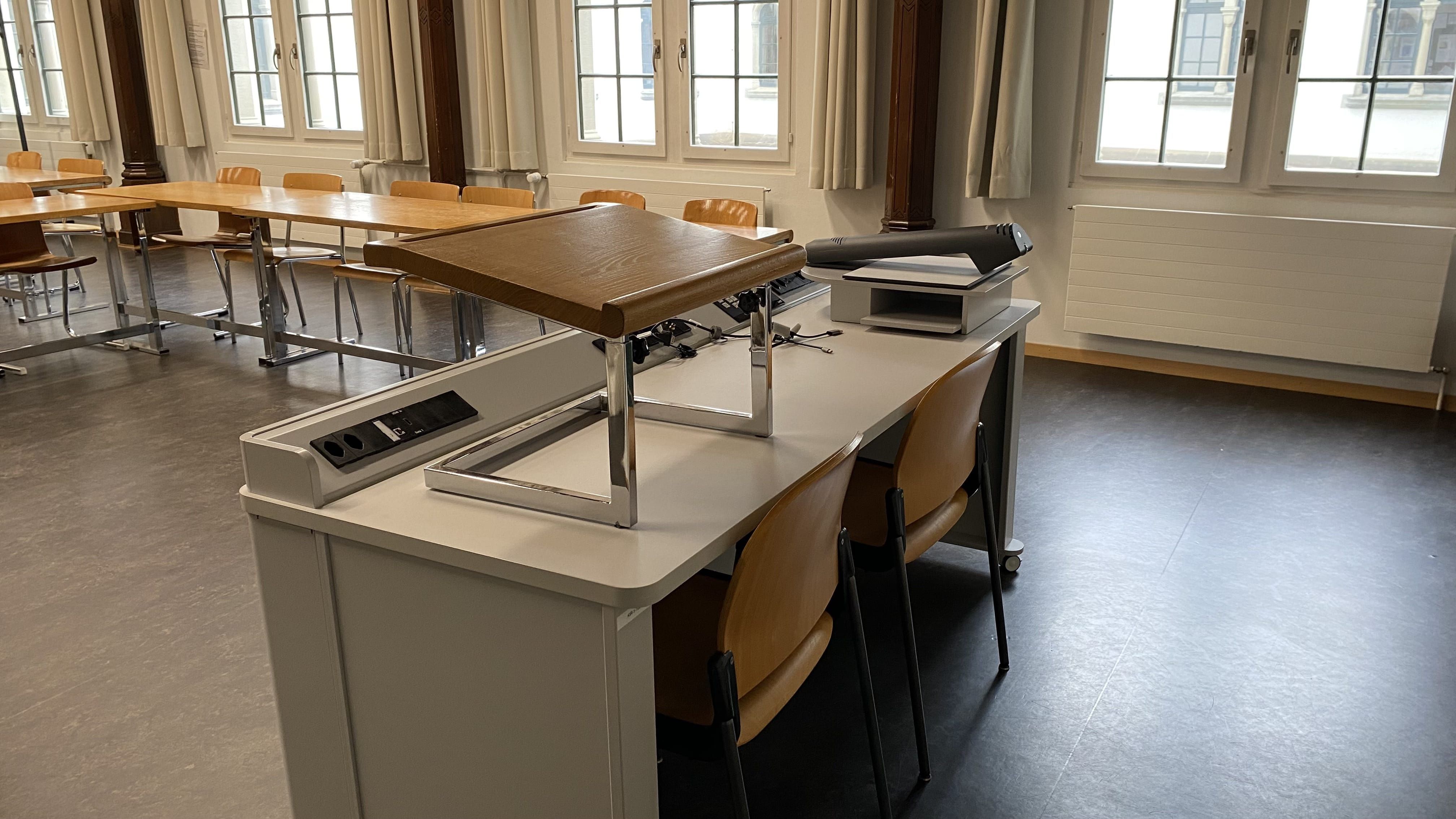 Seminarraum KIR-1-103: Ansicht auf das Dozierendenpult.