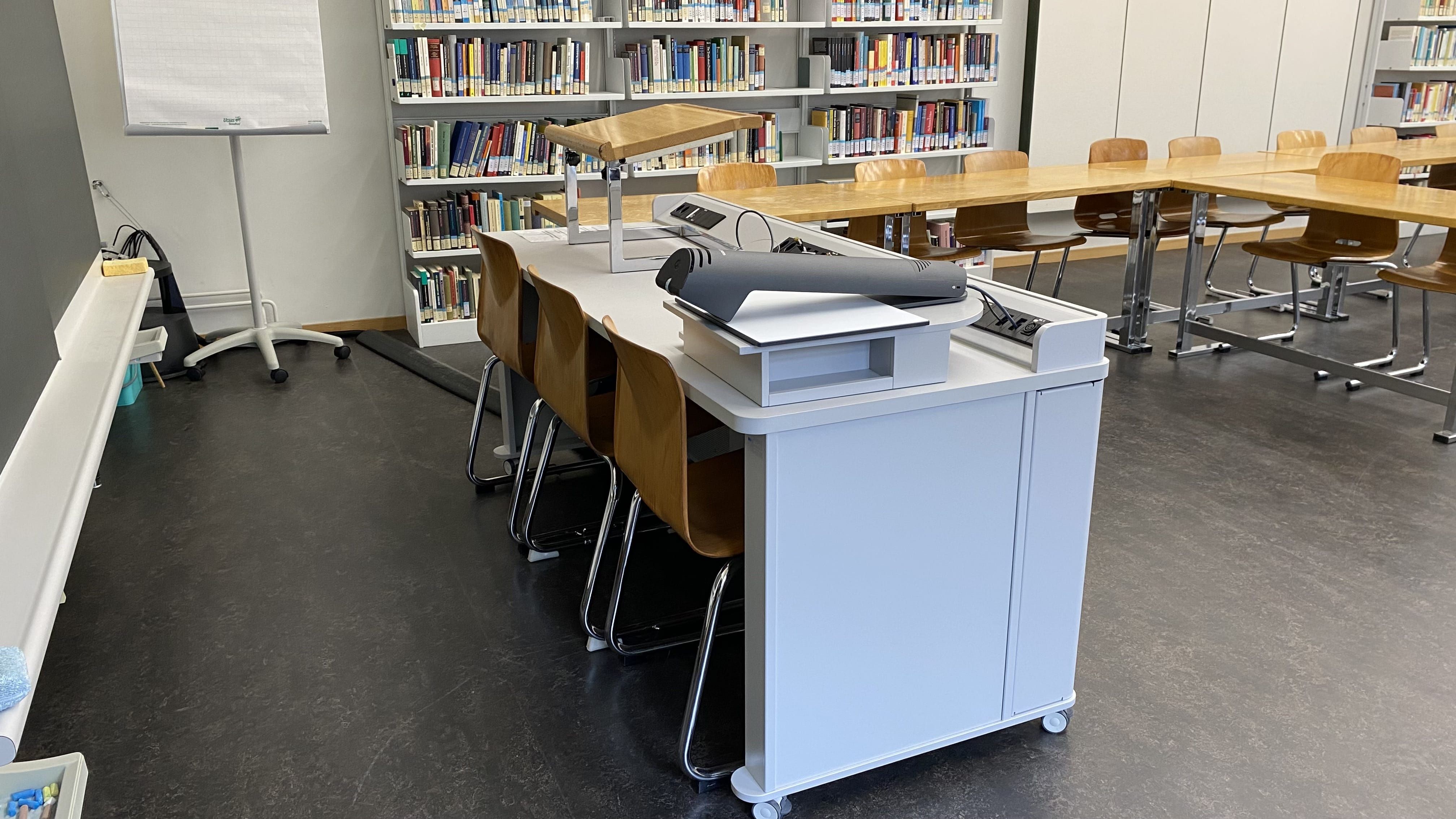 Seminarraum KIR-201: Ansicht auf das Dozierendenpult.
