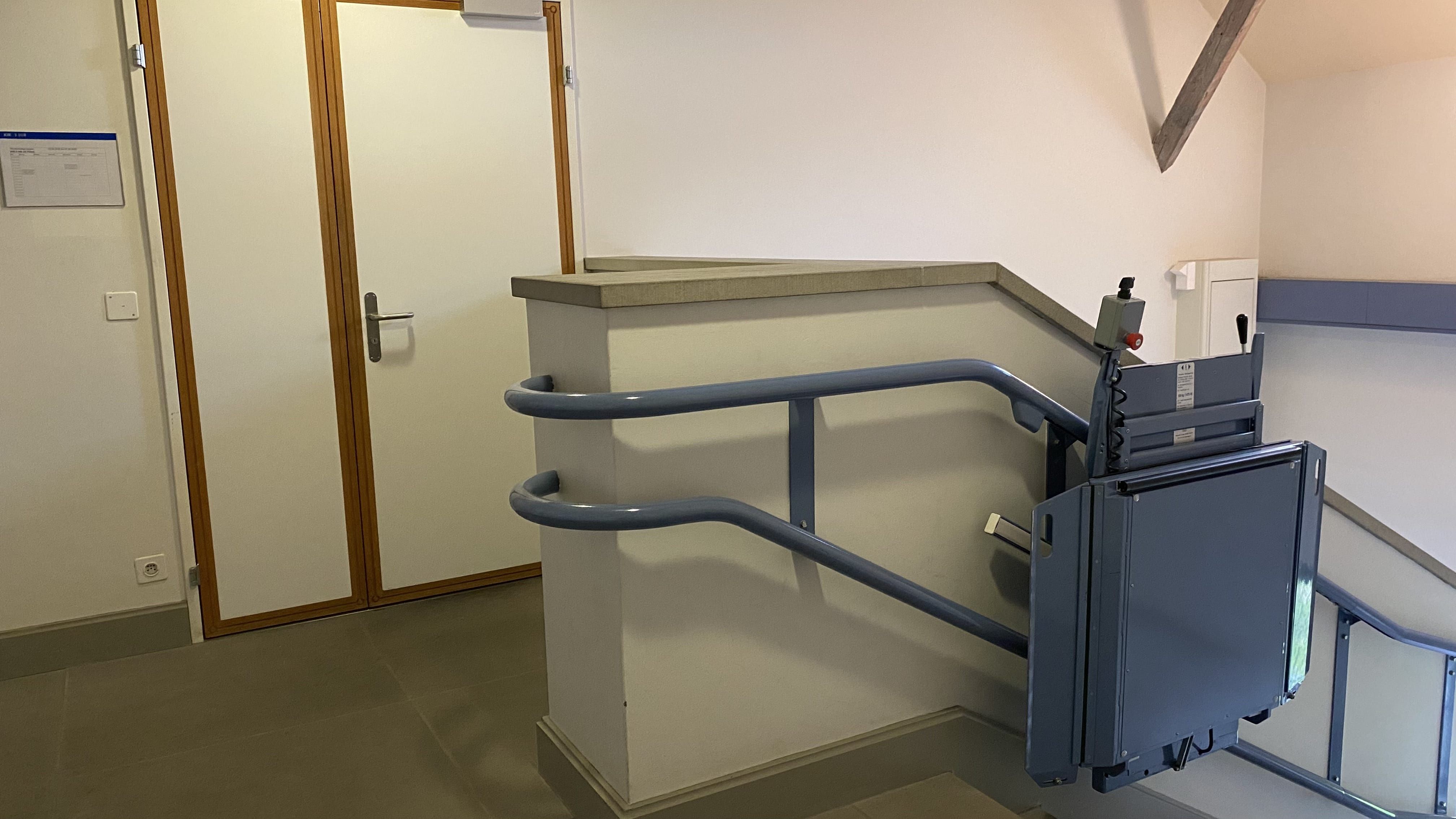 Seminarraum KIR-3-308: Treppenlift direkt vor der Eingangstüre zum Seminarraum.