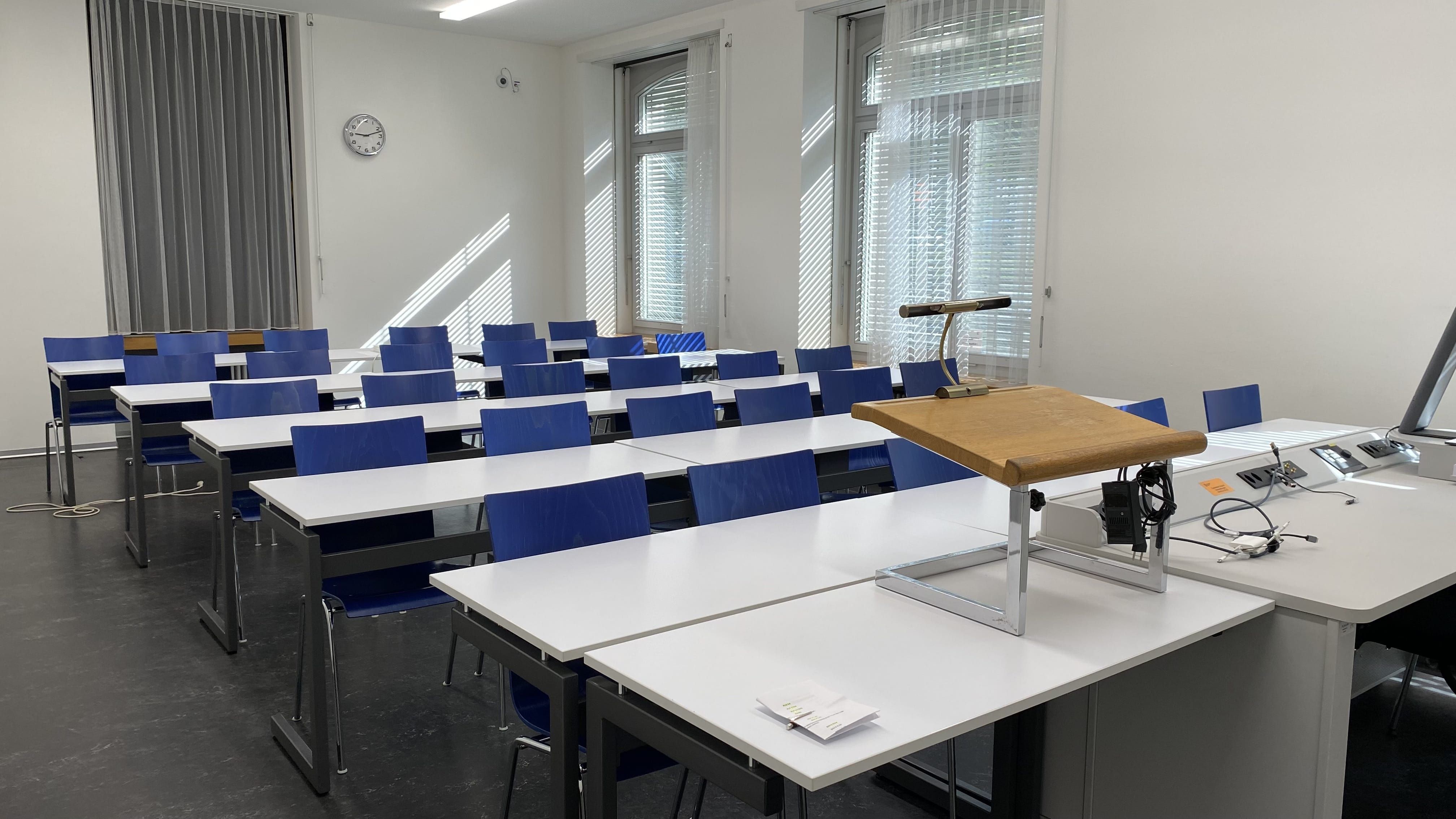 Seminarraum PLD-E-04: Ansicht auf den Raum von der Eingangstüre aus.