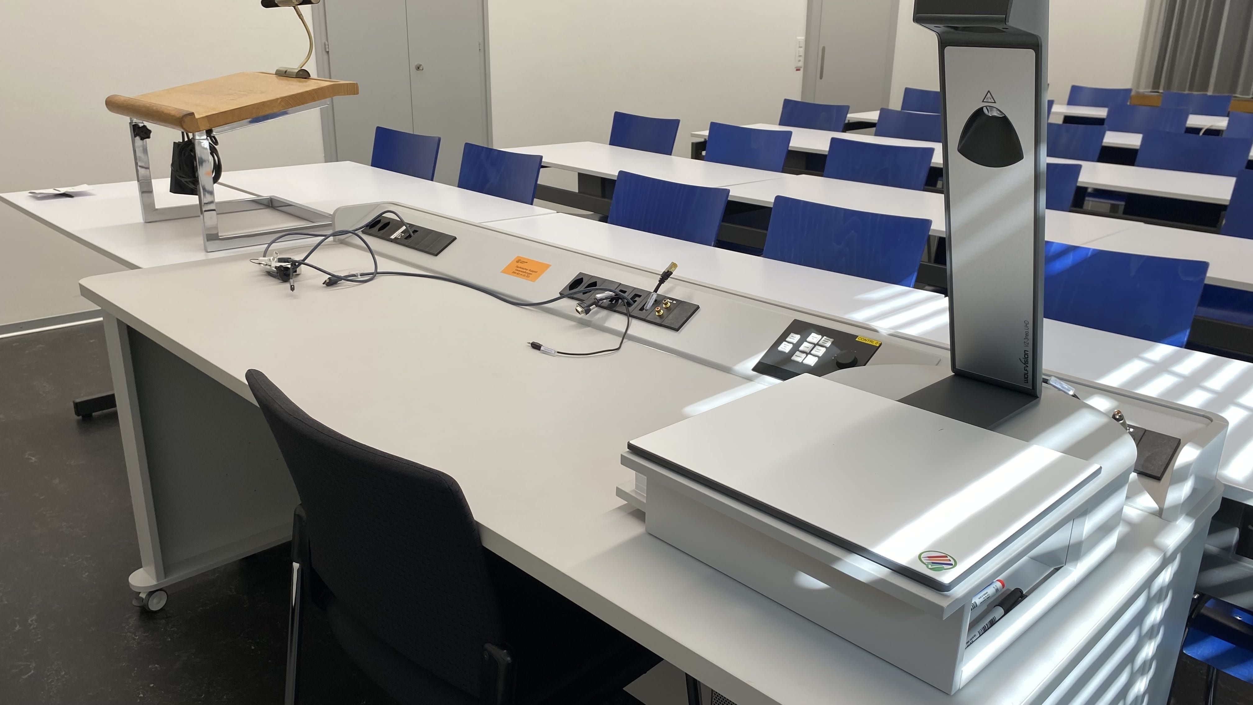Seminarraum PLD-E-04: Ansicht auf das Dozierendenpult.