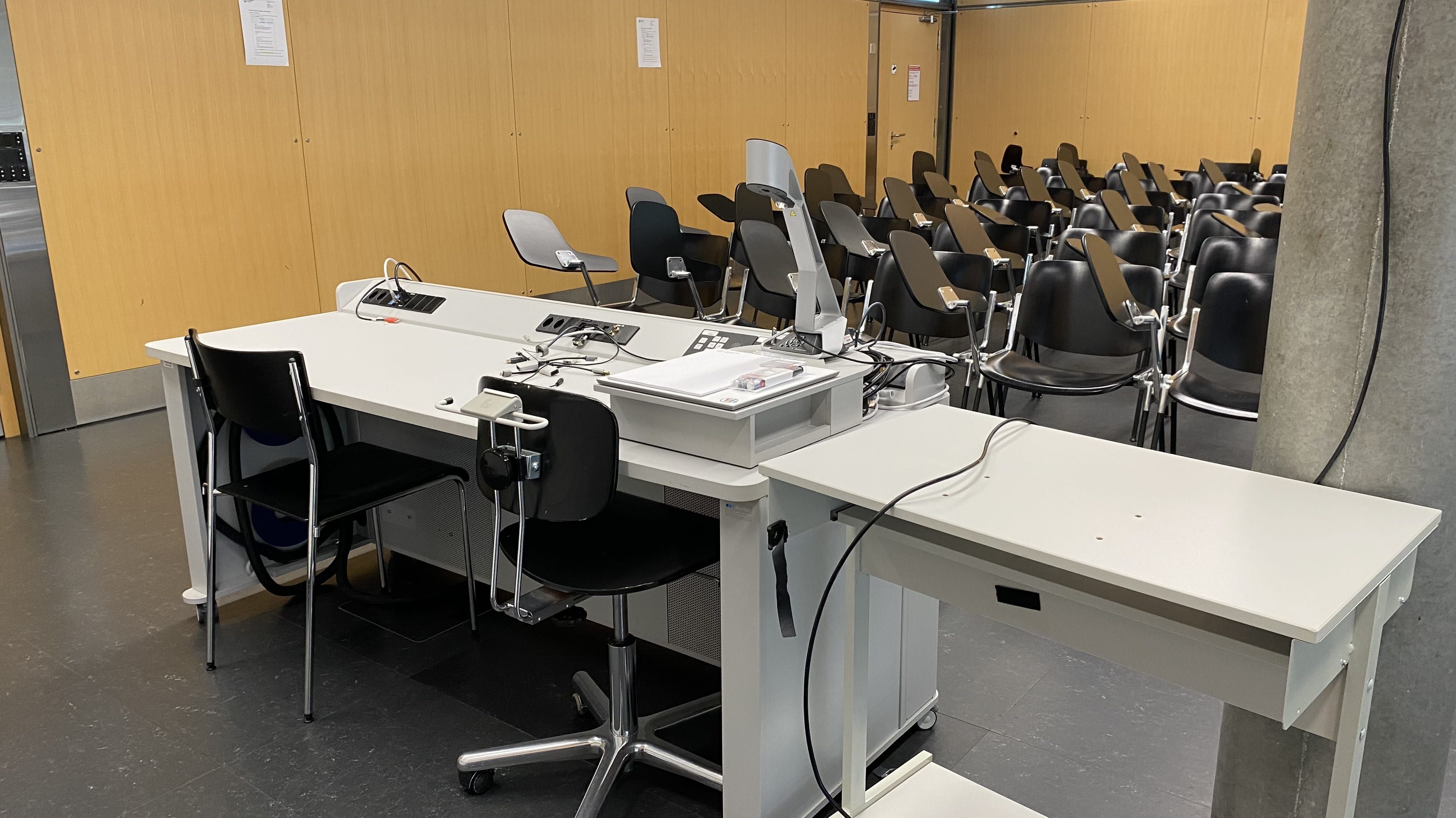 Seminarraum PLF-C-104: Ansicht auf das Dozierendenpult.