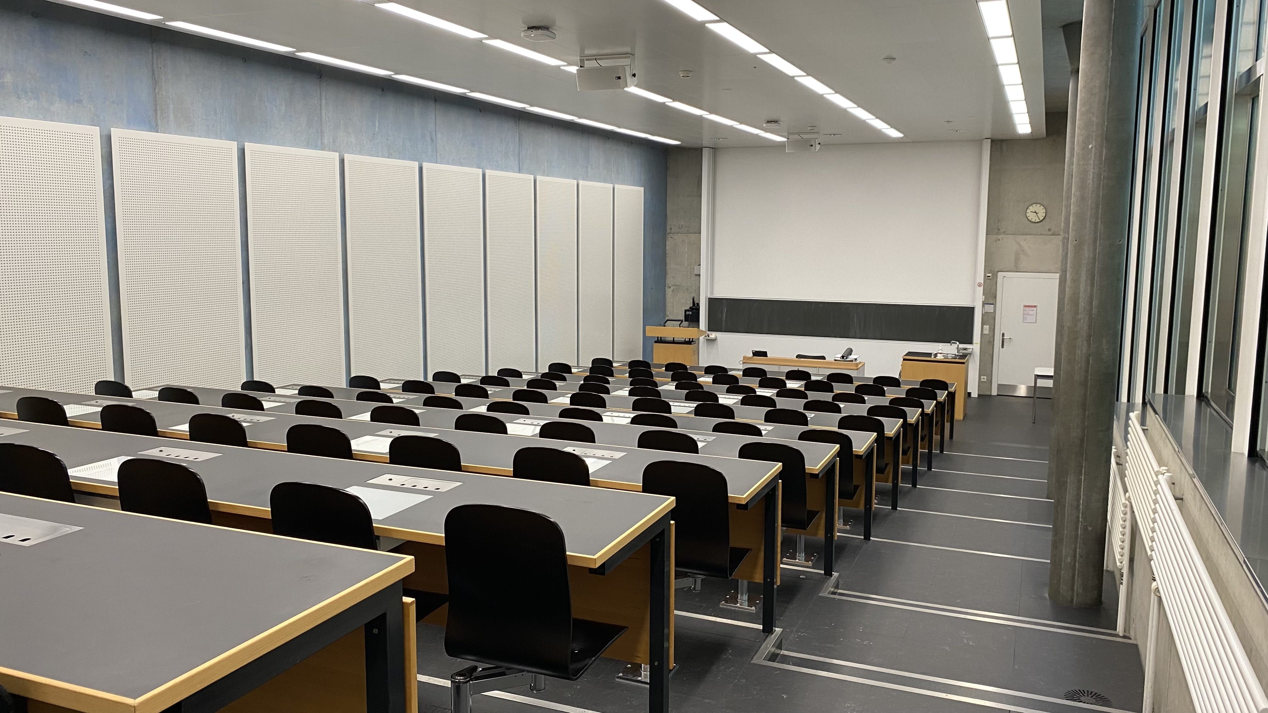 Hörsaal PLF-U1-205: Ansicht auf den Raum von der Eingangstüre aus.