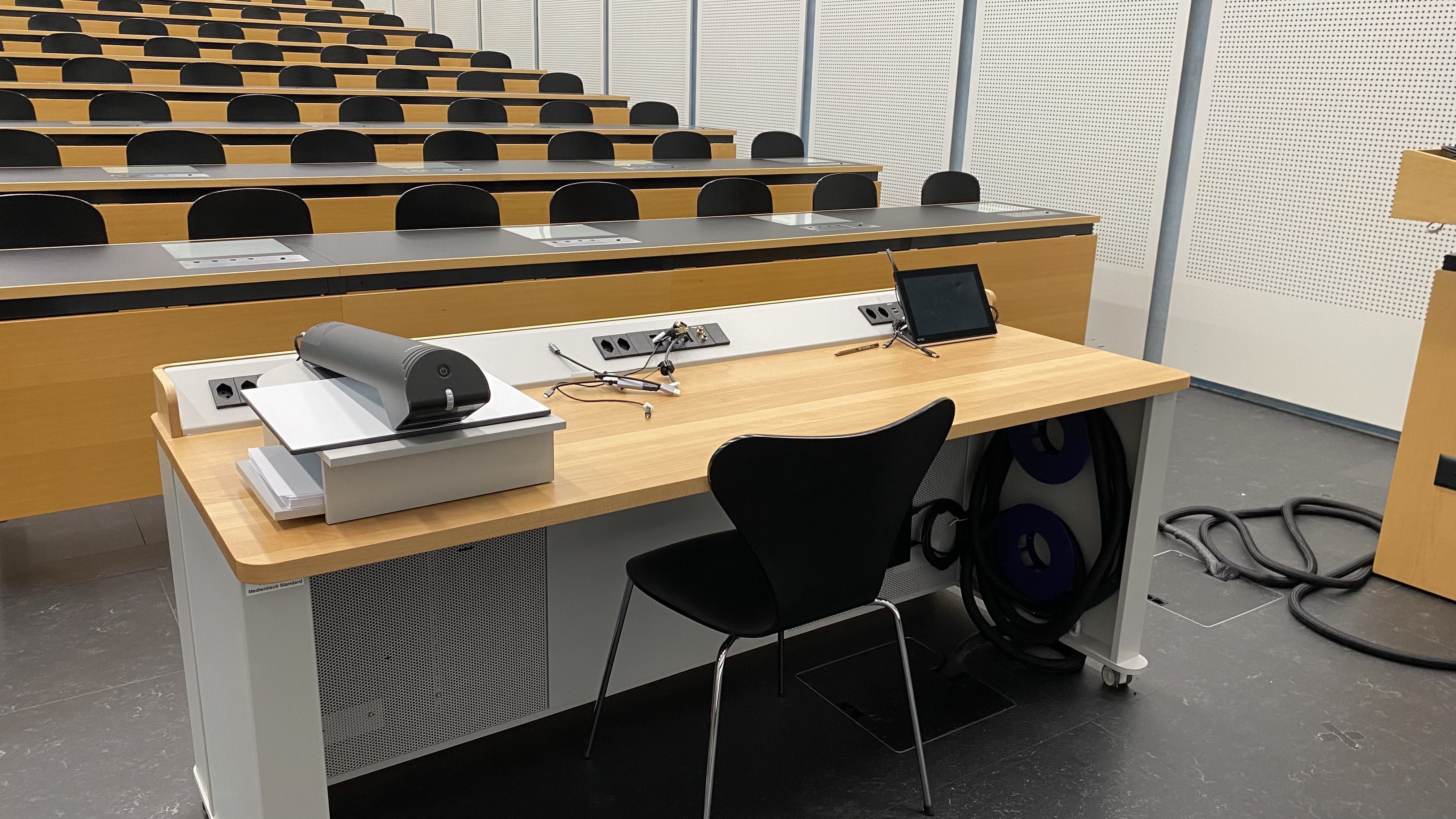 Hörsaal PLF-U1-205: Ansicht auf das Dozierendenpult.