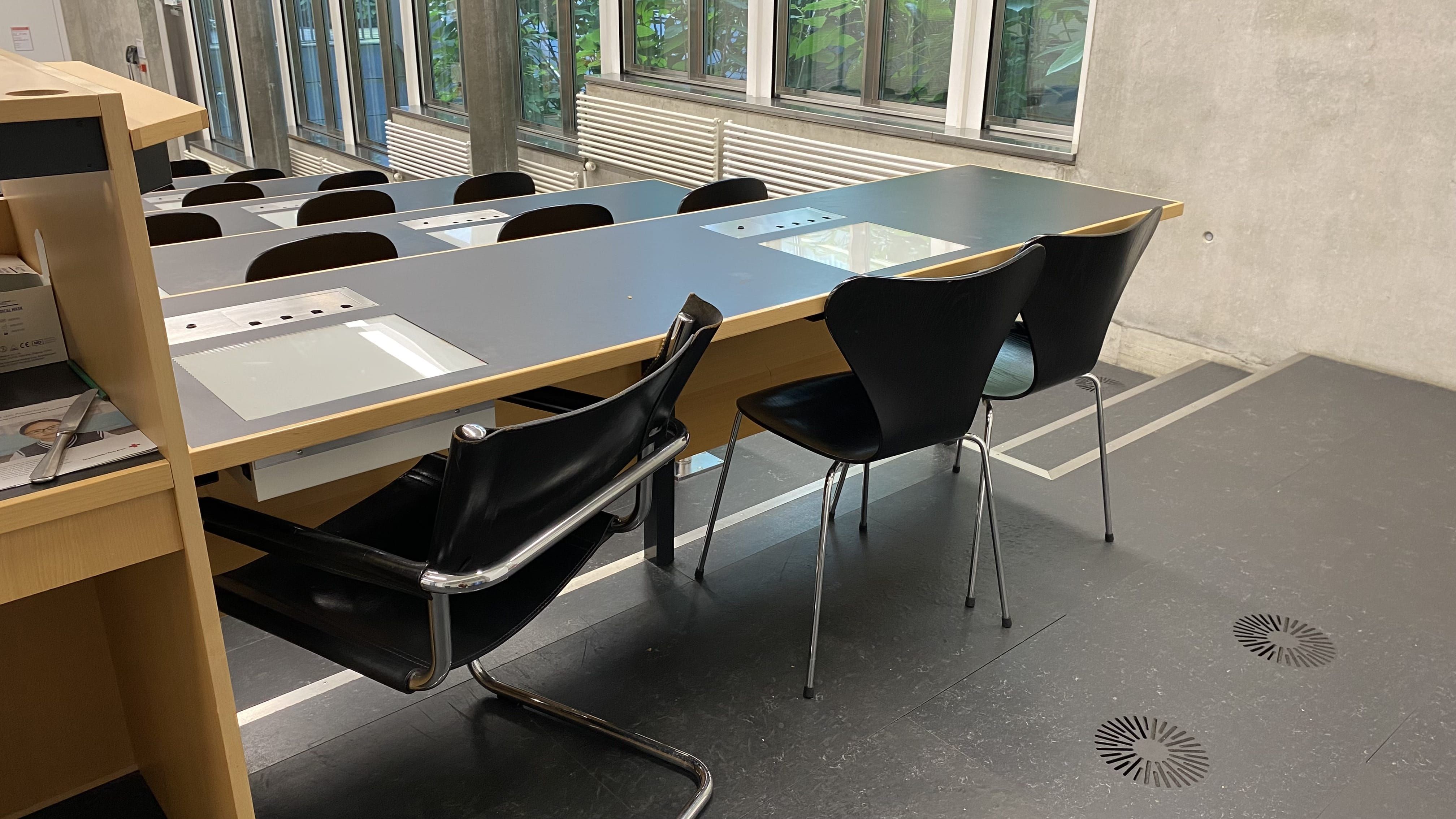 Hörsaal PLF-U1-205: Ansicht auf den rechten Teil der hintersten Reihe ohne fixe Bestuhlung.