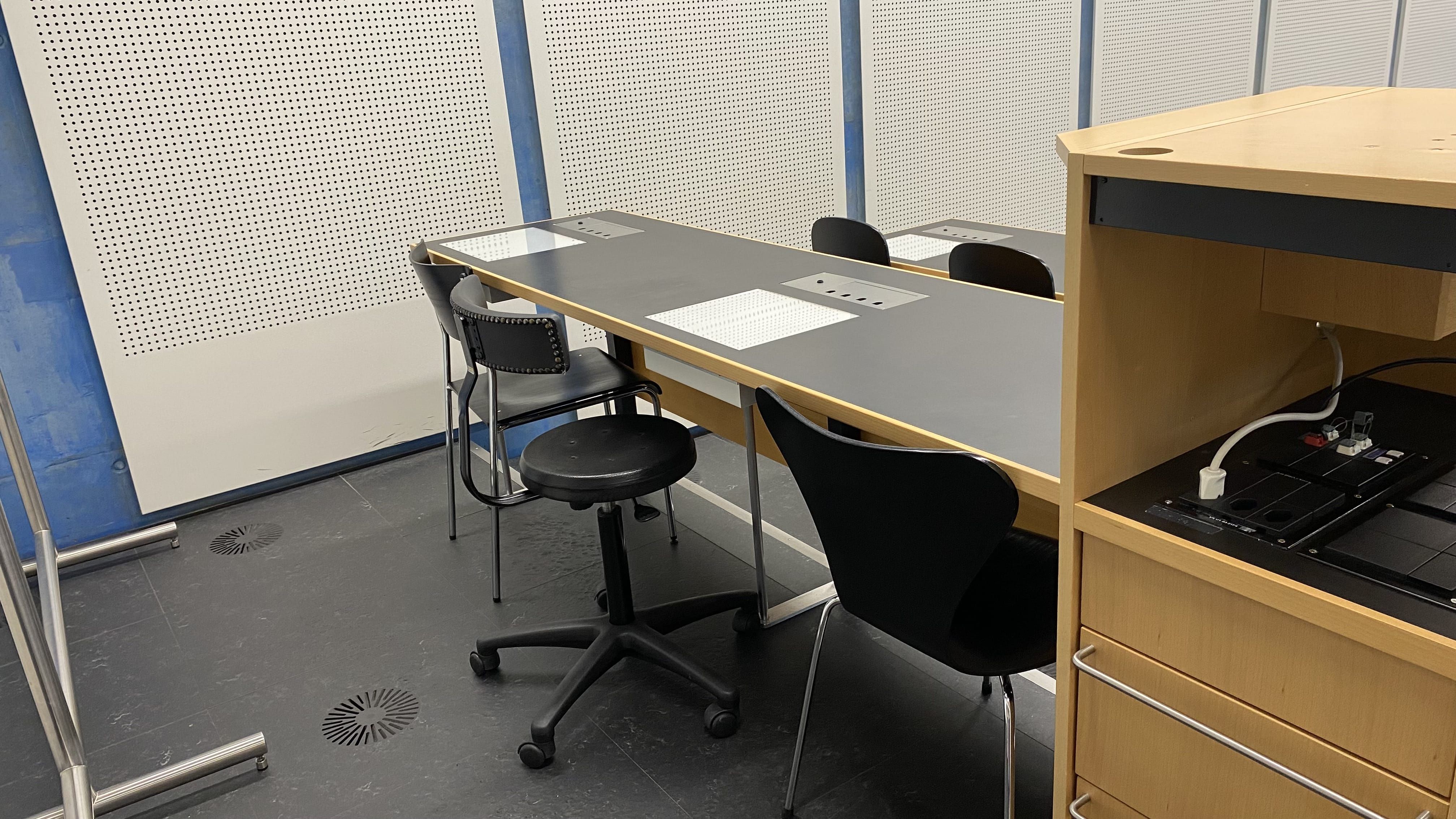 Hörsaal PLF-U1-205: Ansicht auf den linken Teil der hintersten Reihe ohne fixe Bestuhlung.