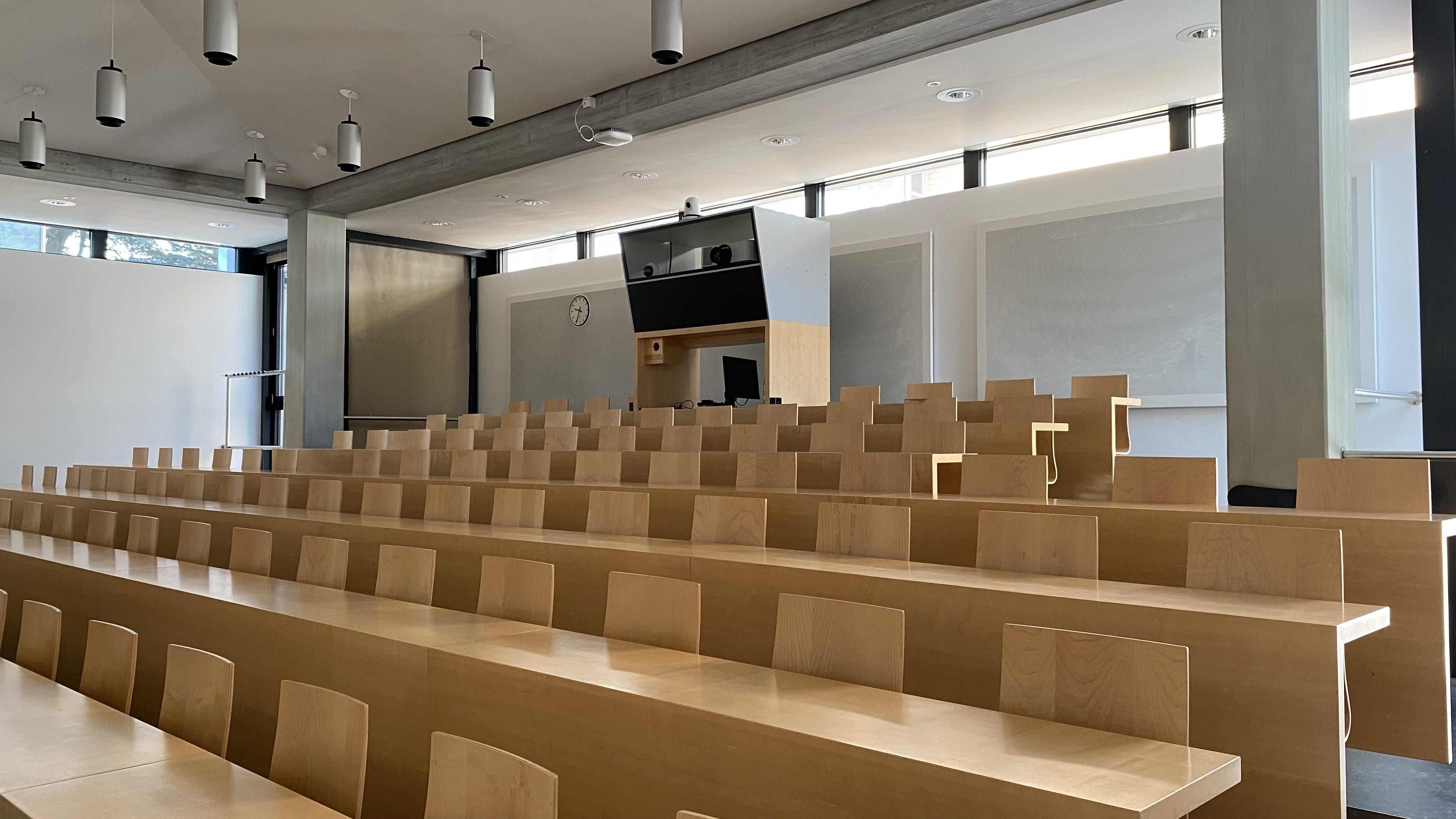 Hörsaal ZUI-B-1: Ansicht auf den Raum von der rechten Eingangstür aus.