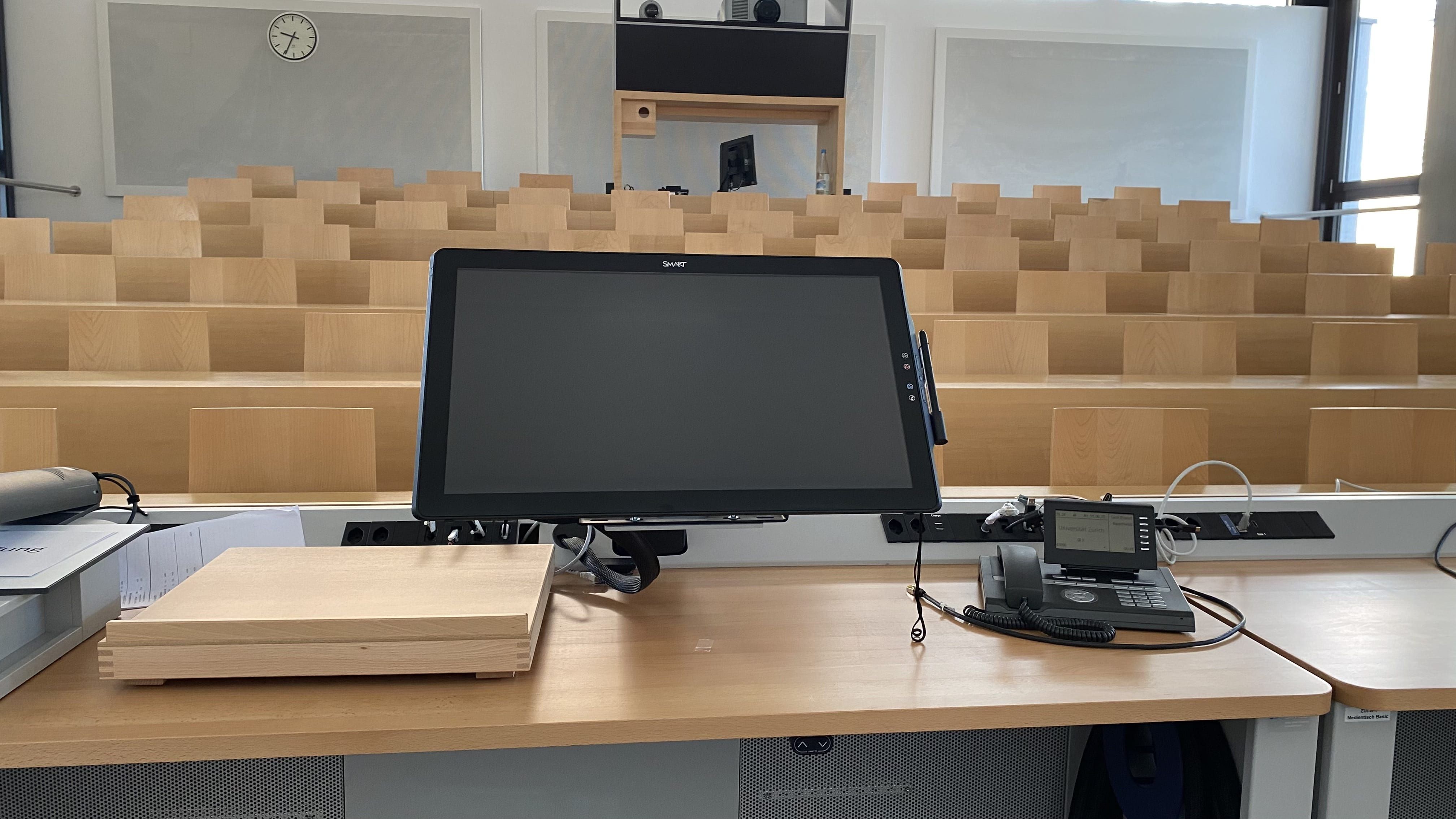 Hörsaal ZUI-B-1: Ansicht auf das Dozierendenpult.