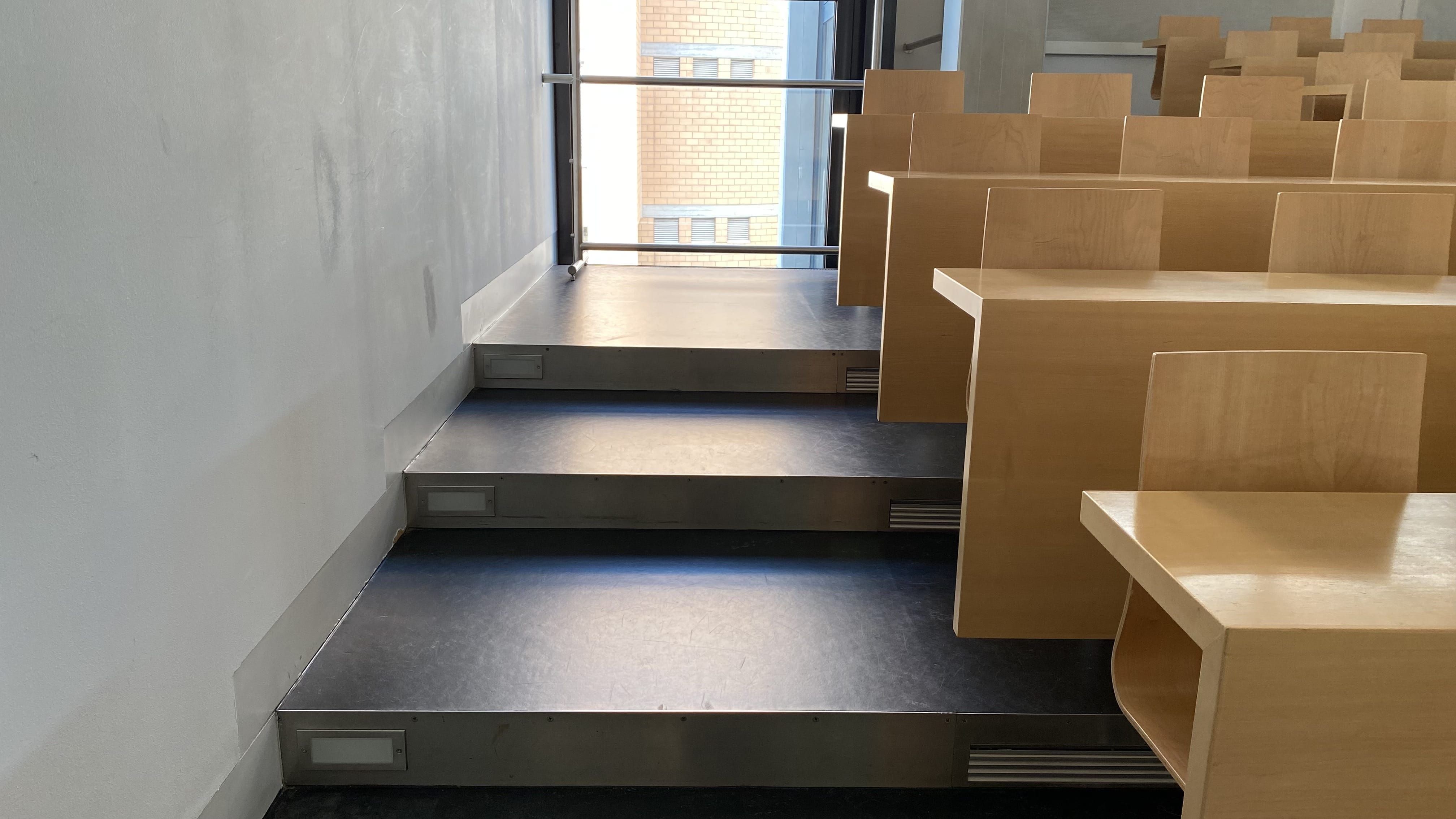 Hörsaal ZUI-B-1: Ansicht auf die Stufen, die links und rechts zu den Sitzreihen führen.