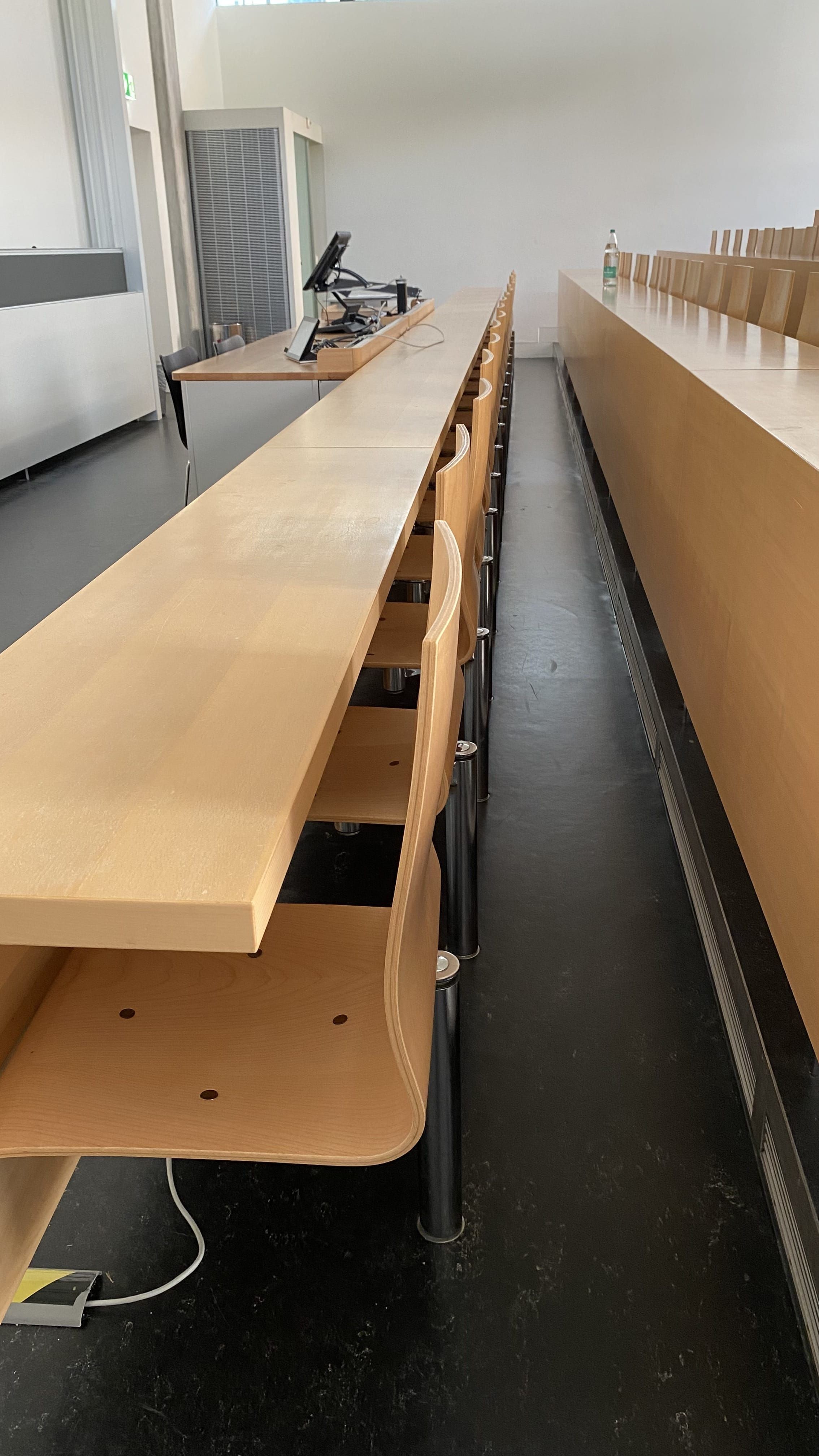 Hörsaal ZUI-B-1: Ansicht auf die stufenlose vorderste Sitzreihe. Alle anderen Sitzreihen können nur über Stufen und Schwellen erreicht werden.