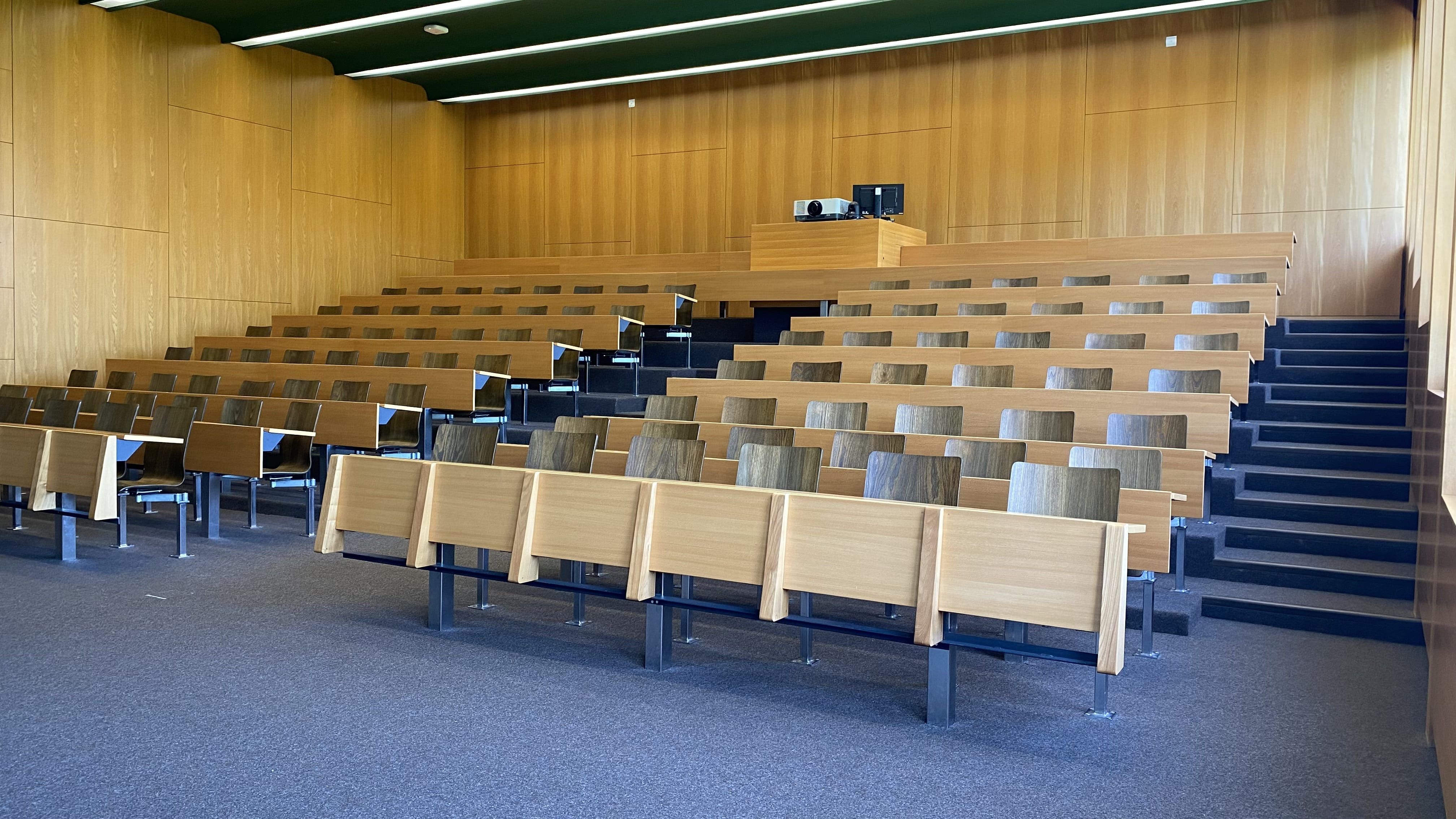 Hörsaal BOT-P1-40: Ansicht auf den Raum von der rechten Seite aus.