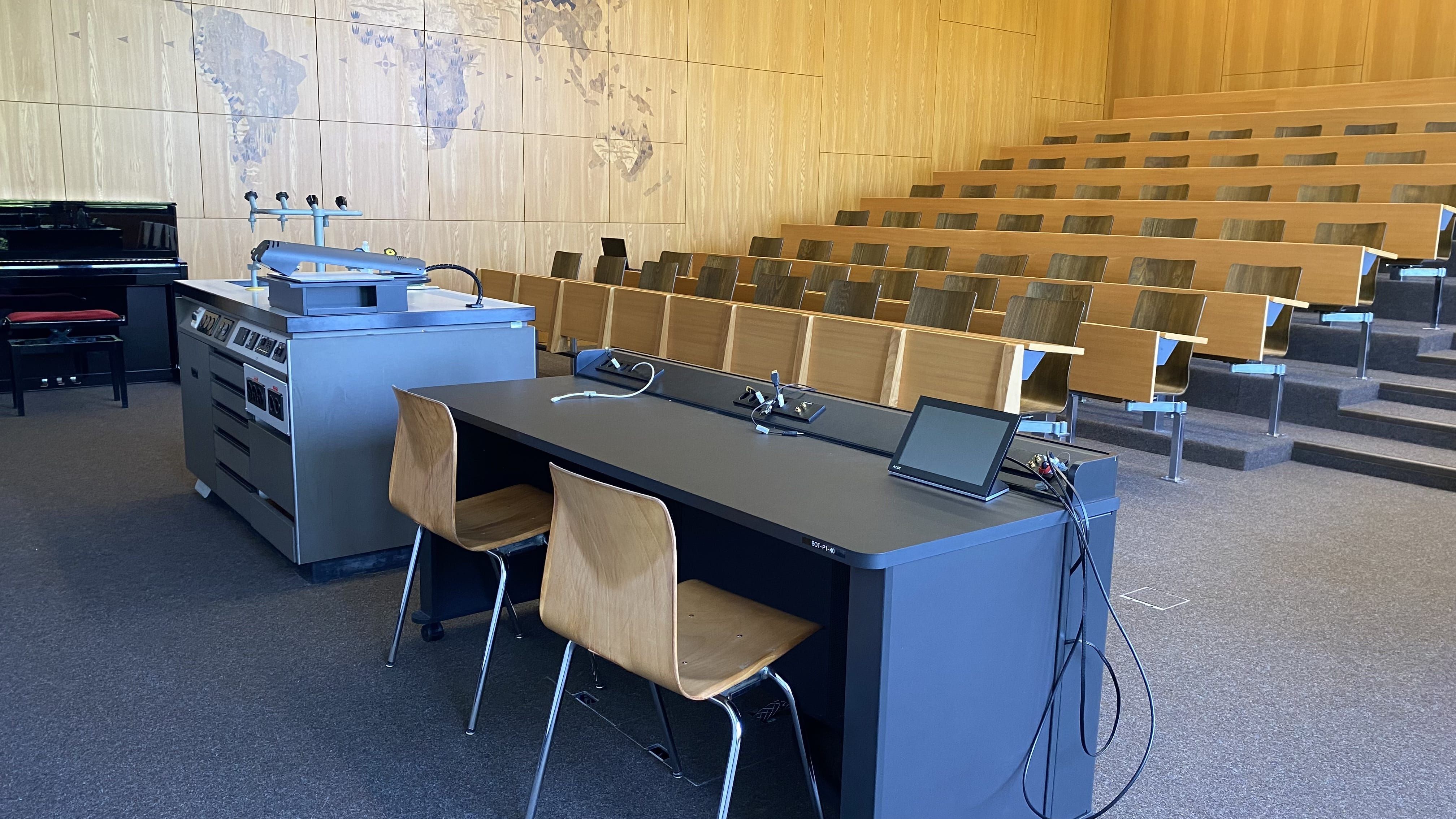 Hörsaal BOT-P1-40: Ansicht auf das Dozierendenpult.