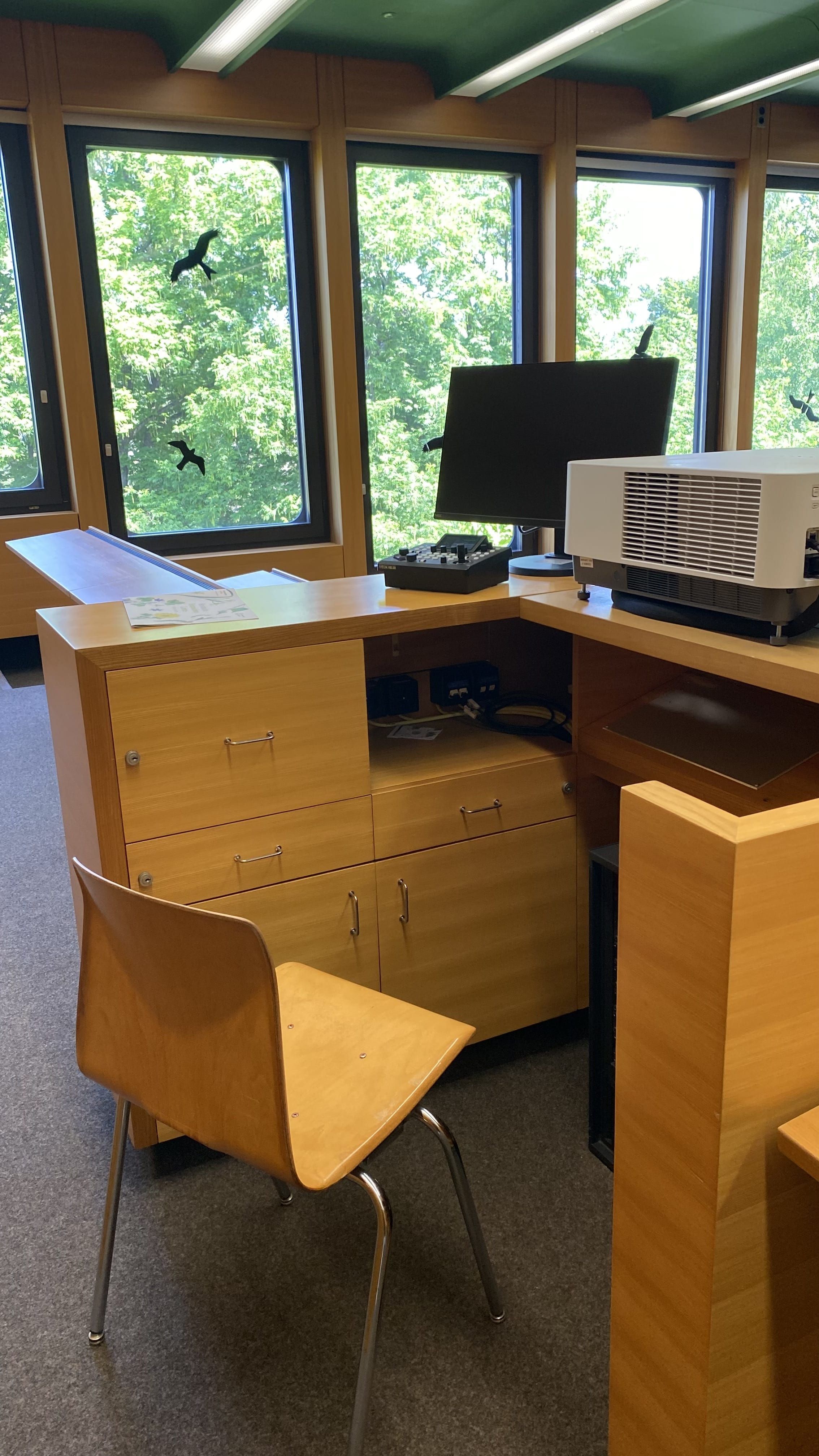 Hörsaal BOT-P1-40: Ansicht auf die Sitznische mit dazugehörender Technik in der Mitte der obersten Sitzreihe.