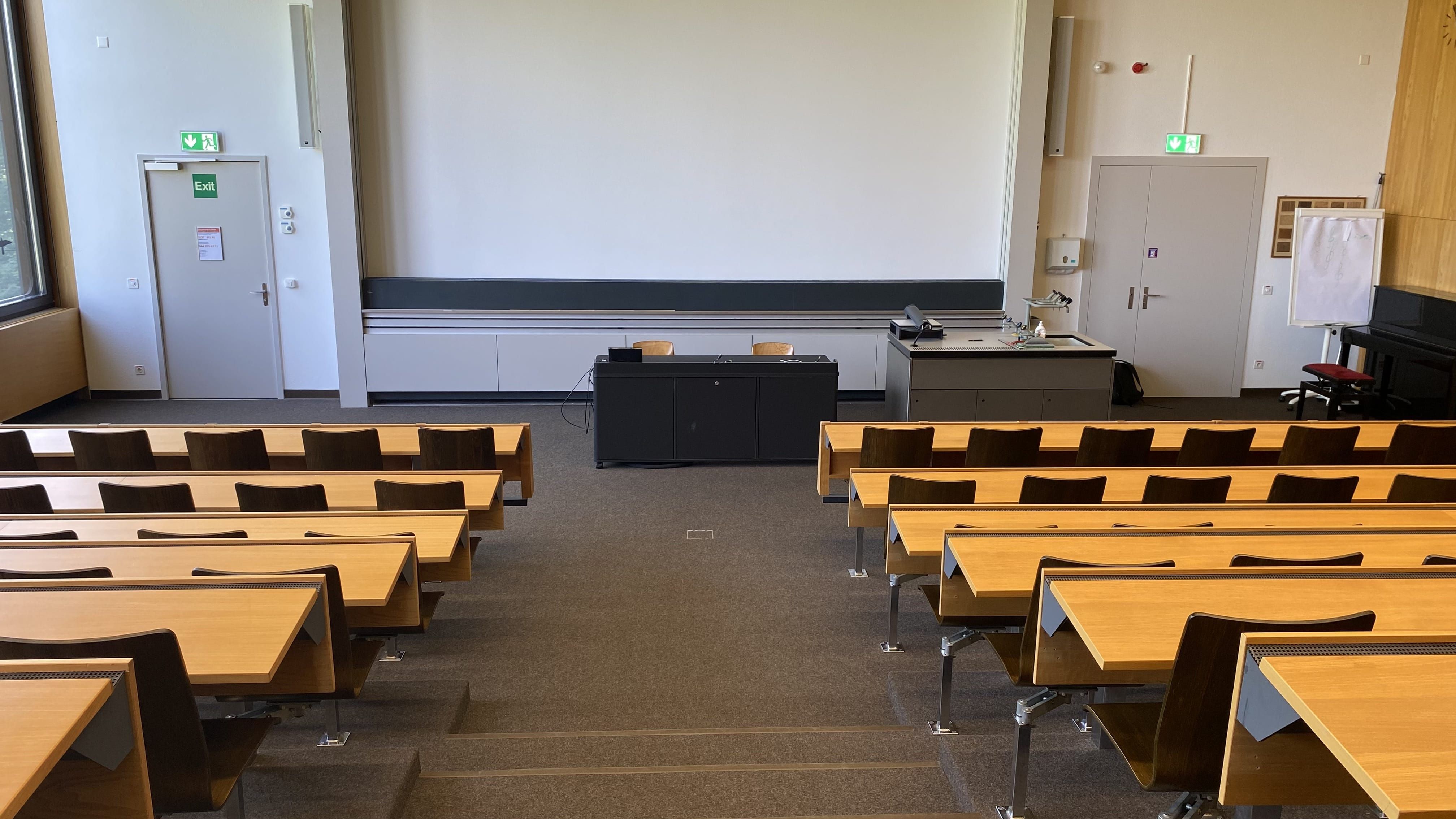 Hörsaal BOT-P1-40: Ansicht von der Mitte zum Dozierendenpult hin. Die Eingangstür befindet sich auf der rechten Seite.