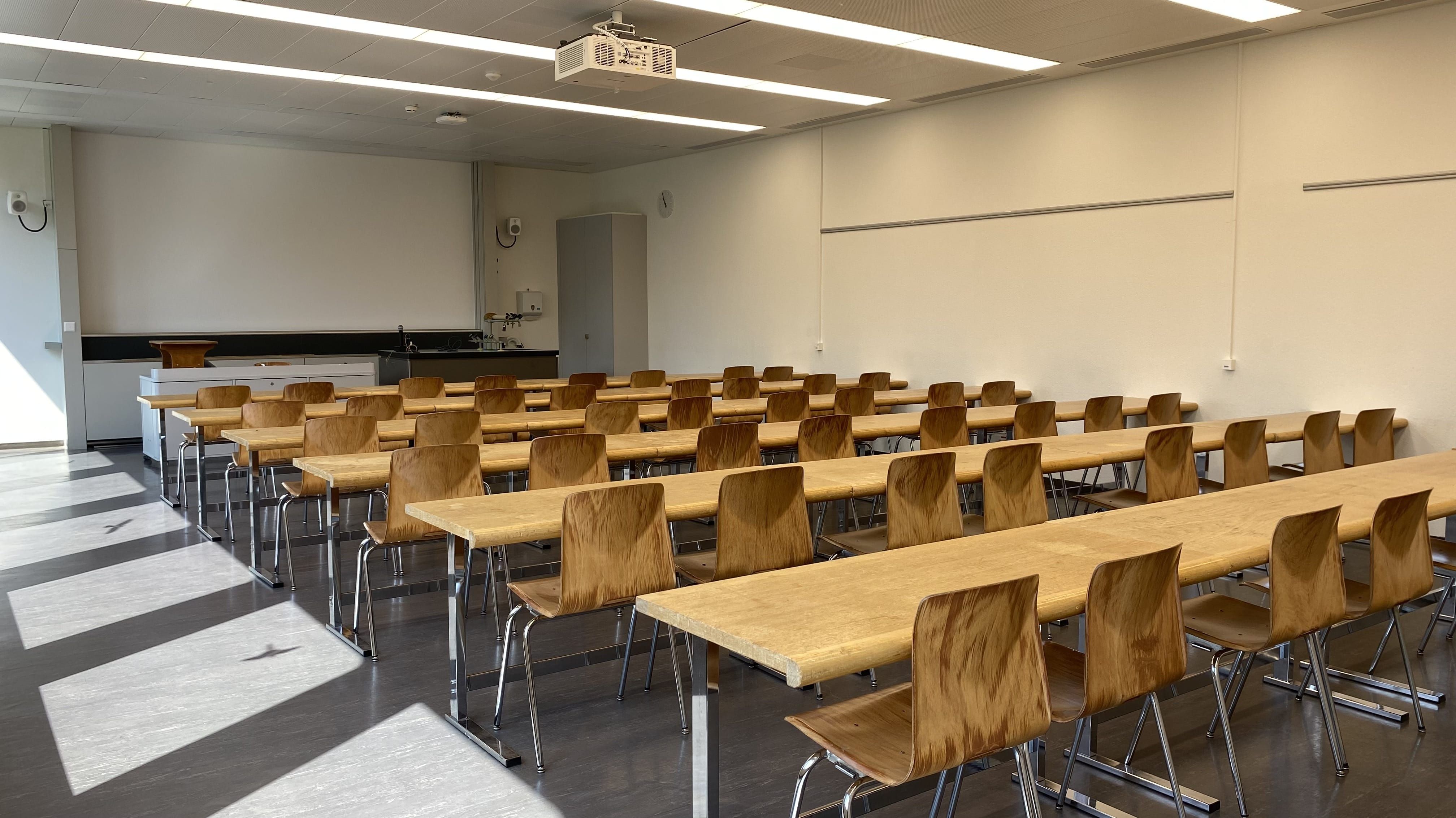 Hörsaal BOT-P1-41: Ansicht auf den Raum von der Eingangstüre aus.