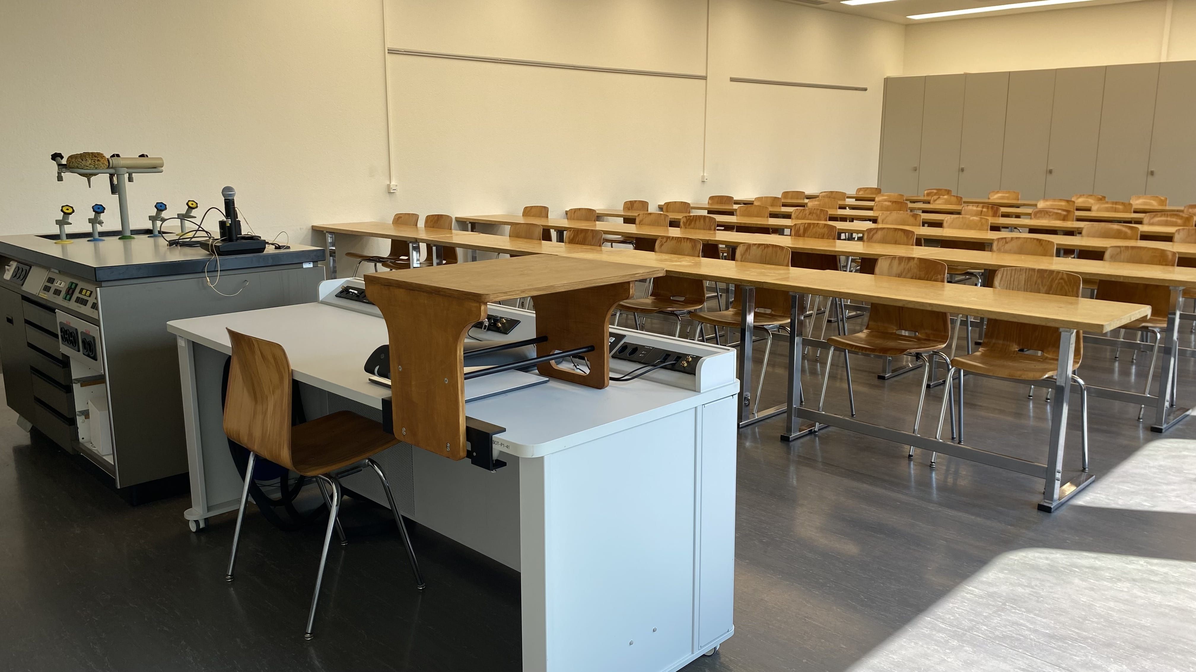 Hörsaal BOT-P1-41: Ansicht auf das Dozierendenpult.