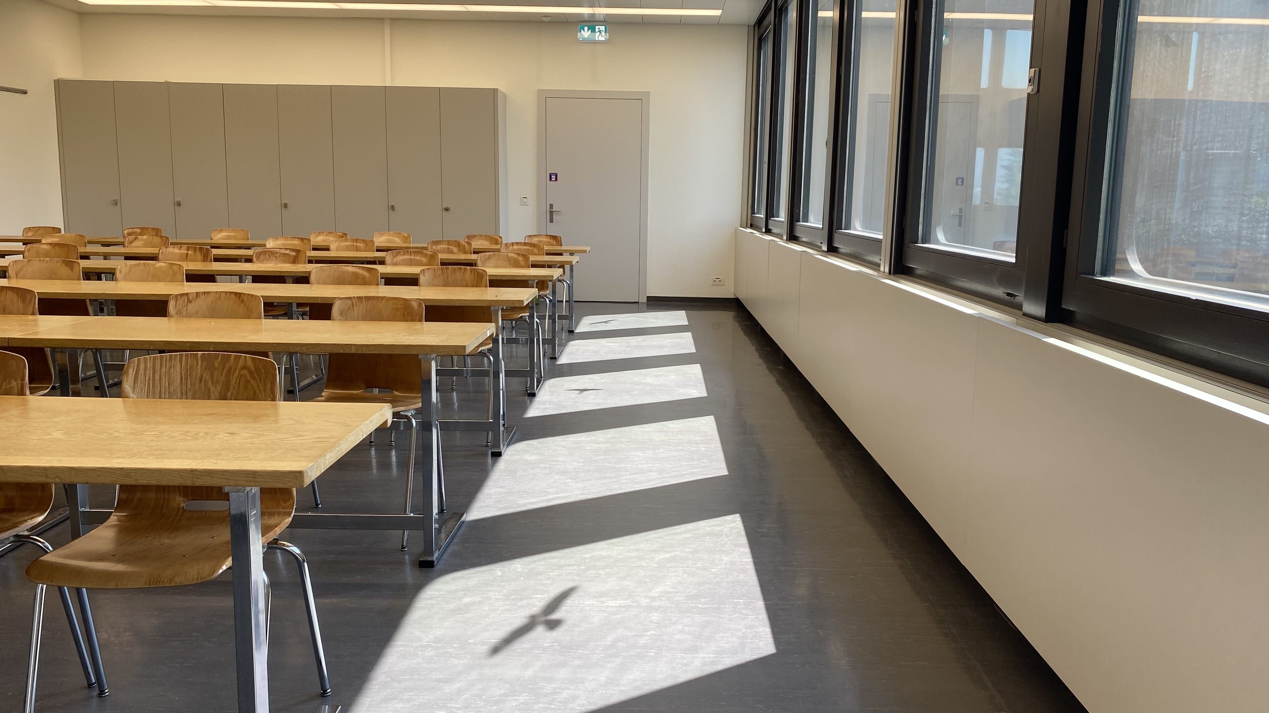 Hörsaal BOT-P1-41: Ansicht zur Eingangstüre hin, die sich rechts neben den Schränken befindet.