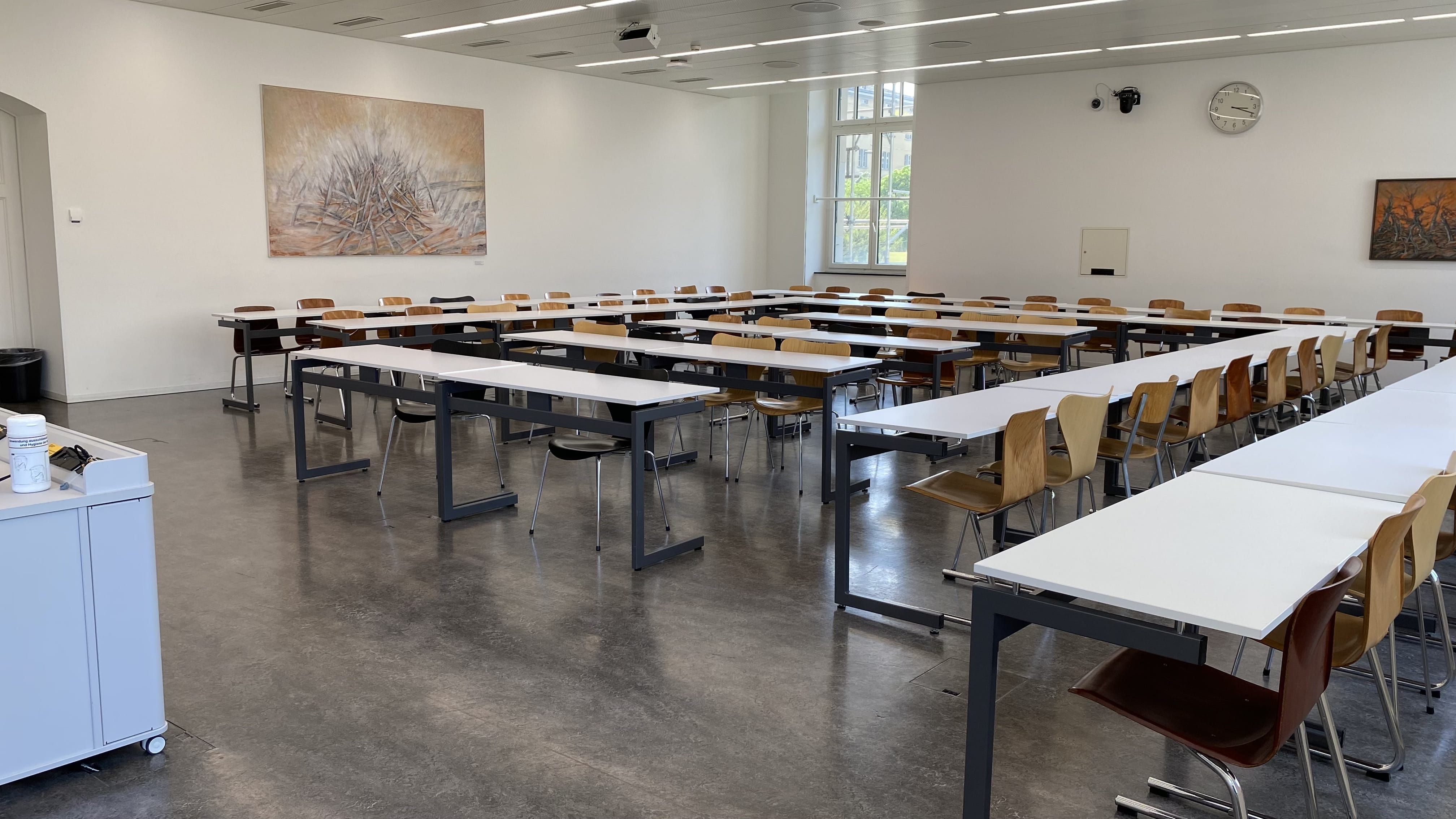Seminarraum RAI-F-41: Ansicht auf den Raum gegenüber der Eingangstüre.