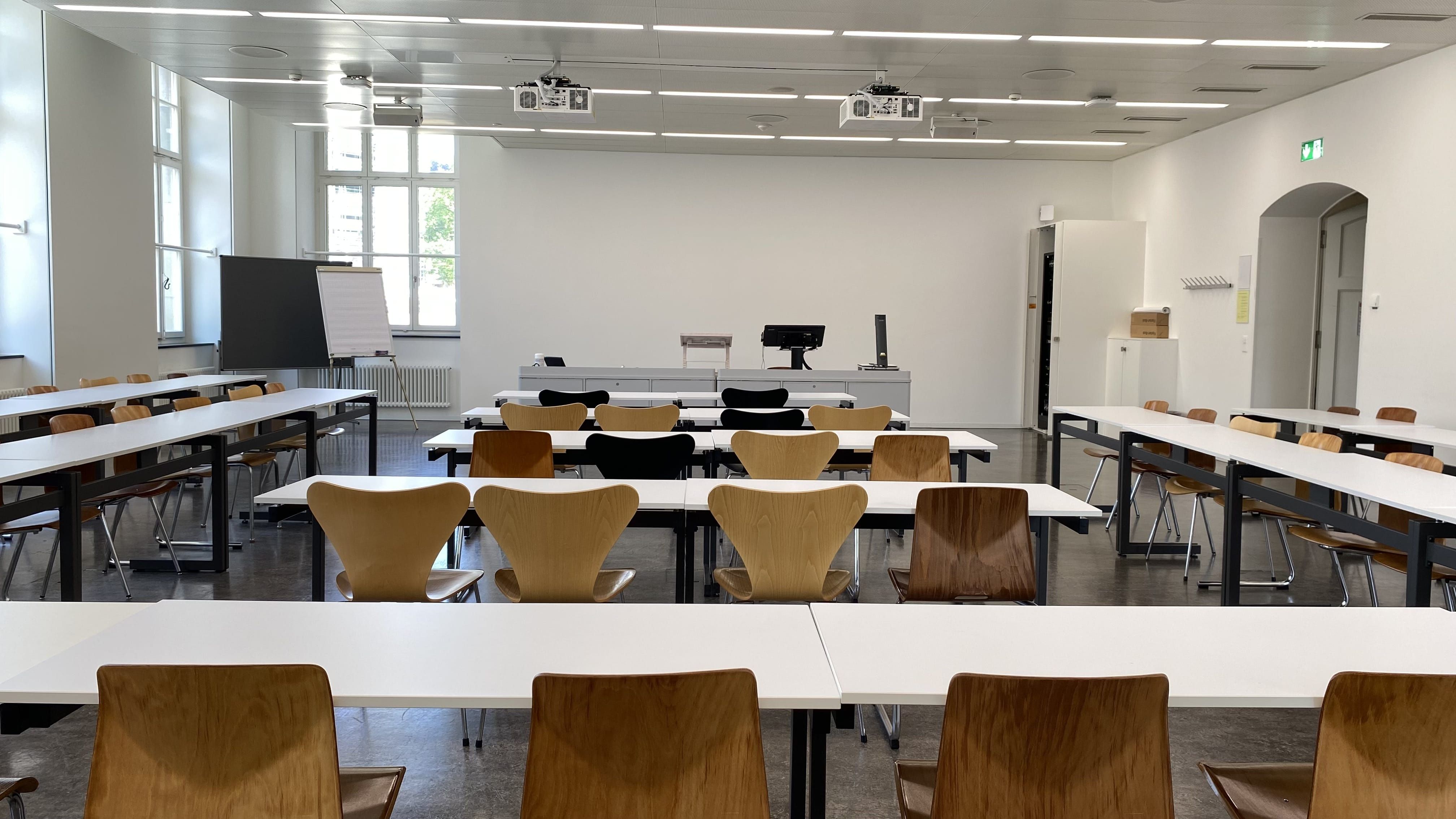 Seminarraum RAI-F-41: Ansicht auf den Raum zum Dozierendenpult hin. Die Eingangstür befindet sich rechts im Bild.