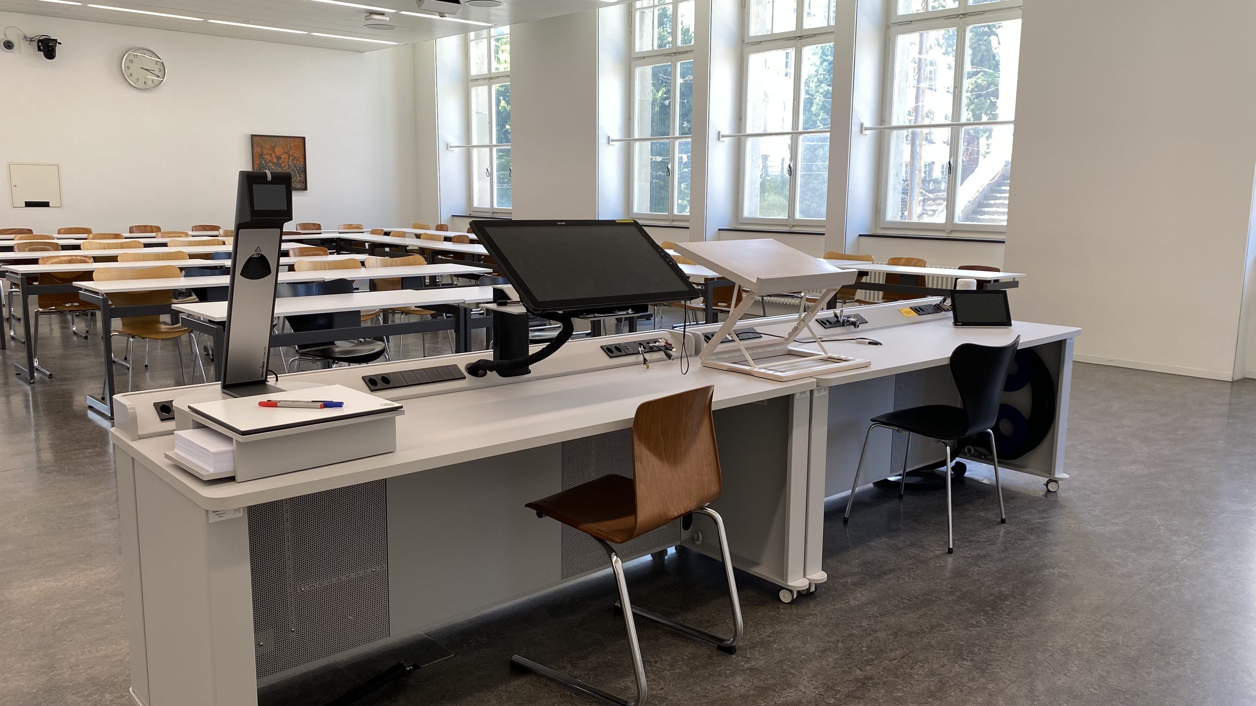 Seminarraum RAI-F-41: Ansicht auf das Dozierendenpult.