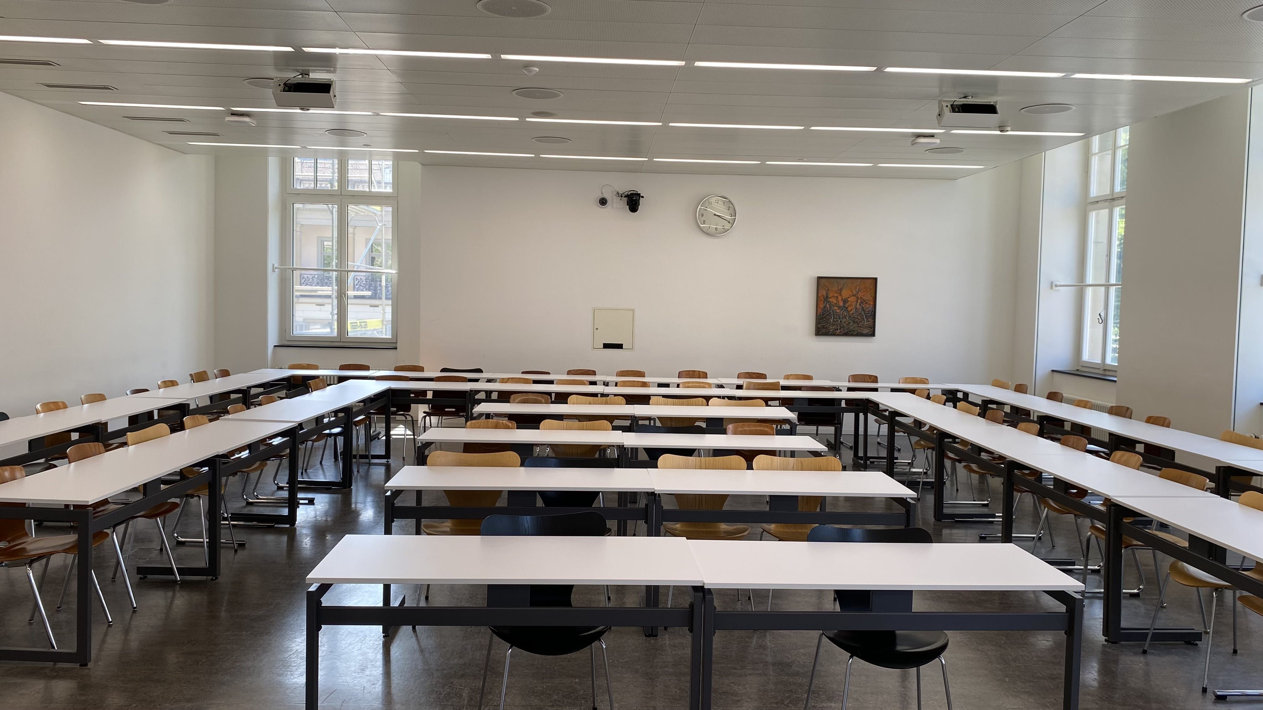 Seminarraum RAI-F-41: Ansicht auf die Sitzreihen vom Dozierendenpult aus.