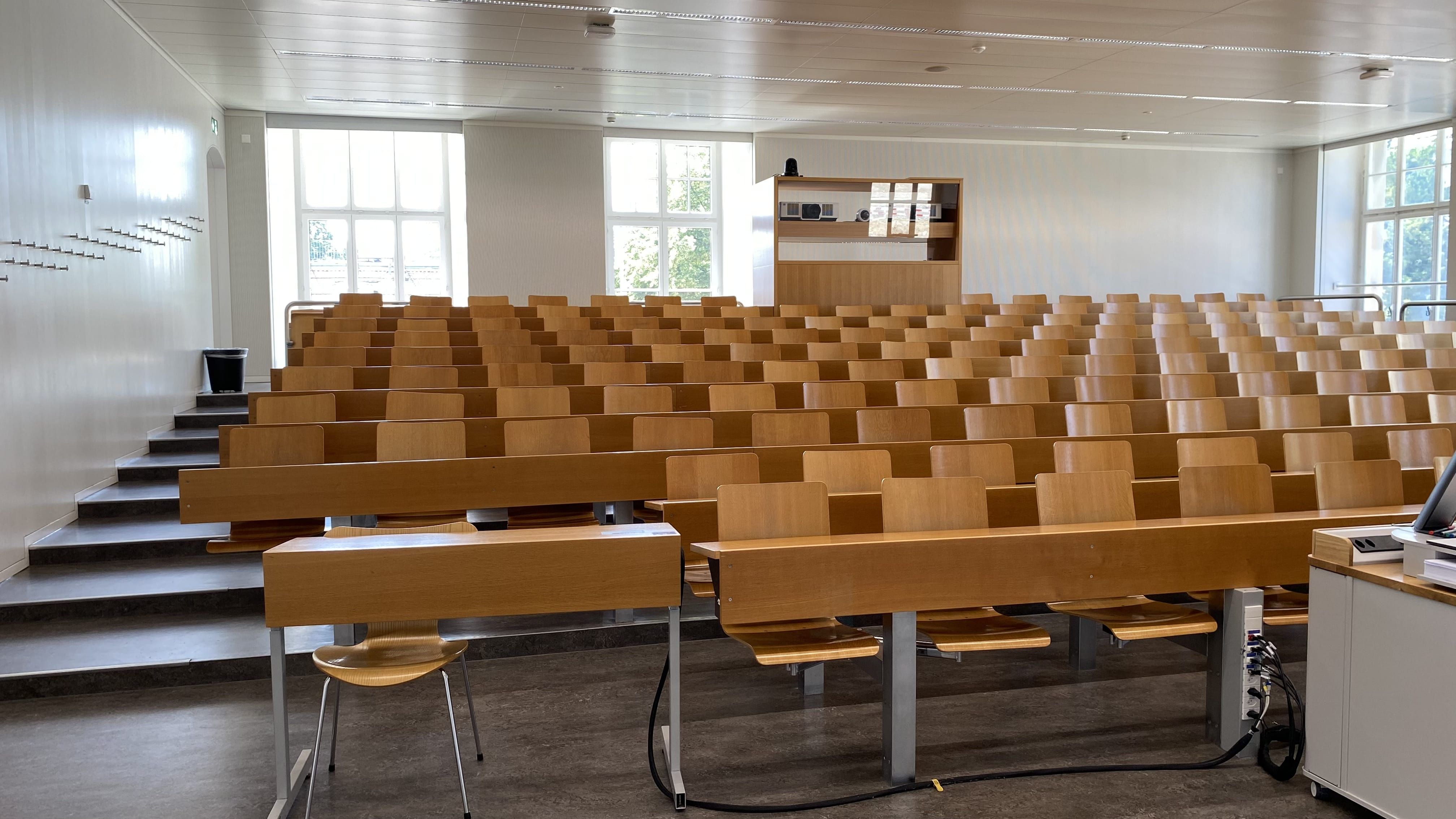 Seminarraum RAI-G-41: Ansicht auf den Raum von der Eingangstür aus.