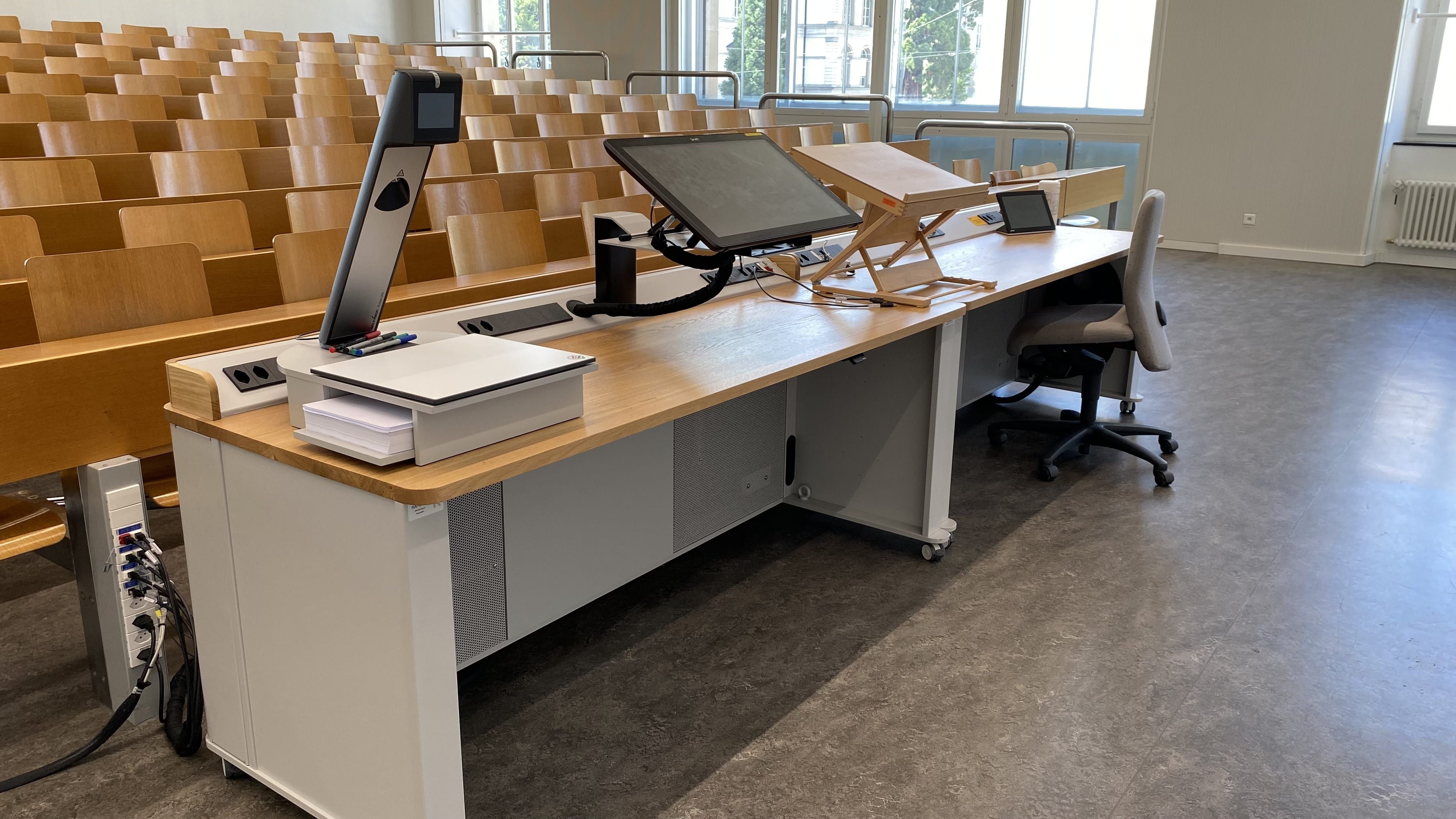 Seminarraum RAI-G-41: Ansicht auf das Dozierendenpult.