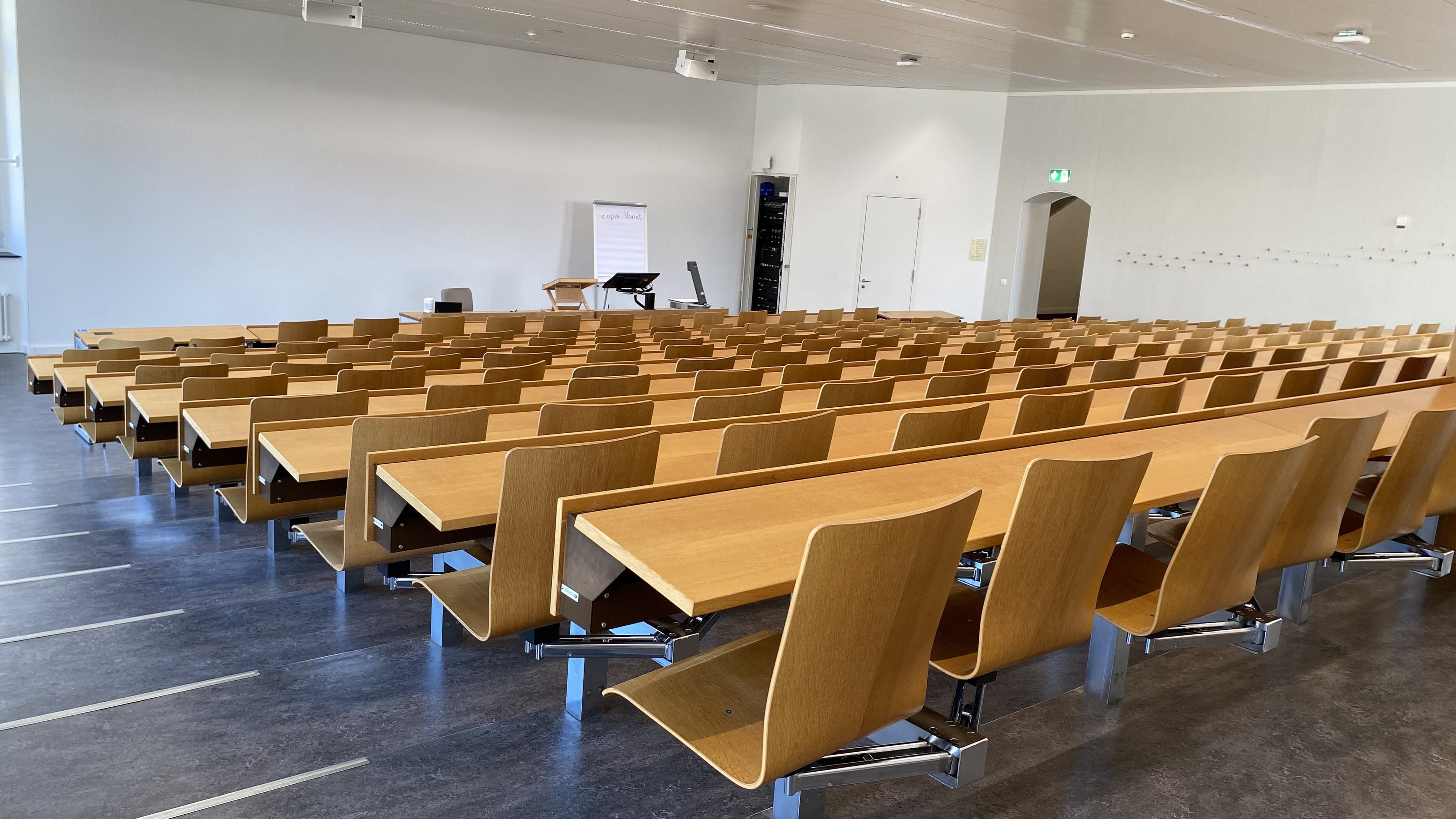 Seminarraum RAI-G-41: Ansicht auf den Raum von der hintersten Reihe aus. Die Eingangstür befindet sich auf der rechten Seite des Bildes.