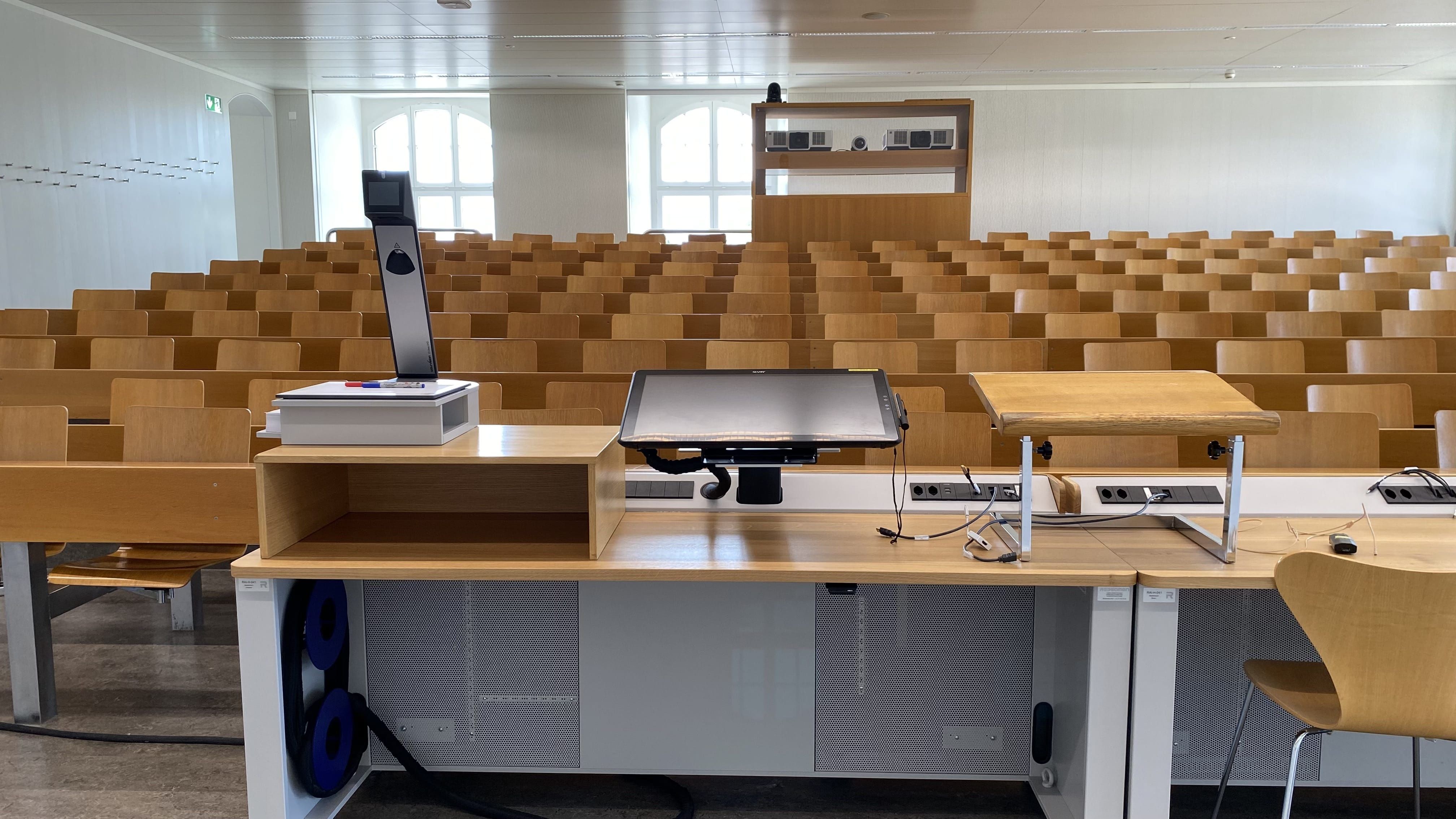 Hörsaal RAI-H-041: Ansicht auf den Raum vom Dozierendenpult aus.