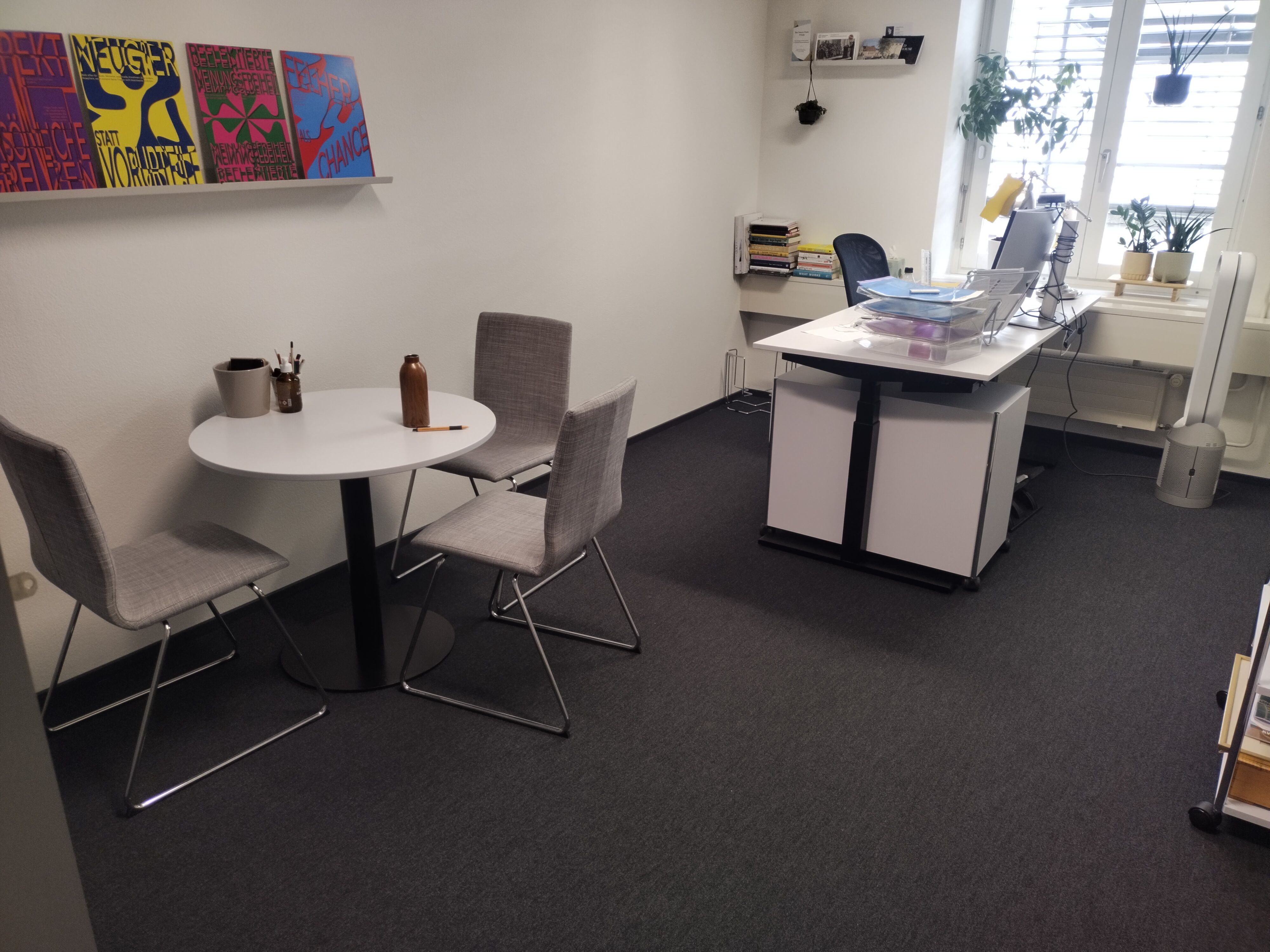 STB Da 027 Gesamtansicht Büro mit rundem Besprechungstisch links im Bild.