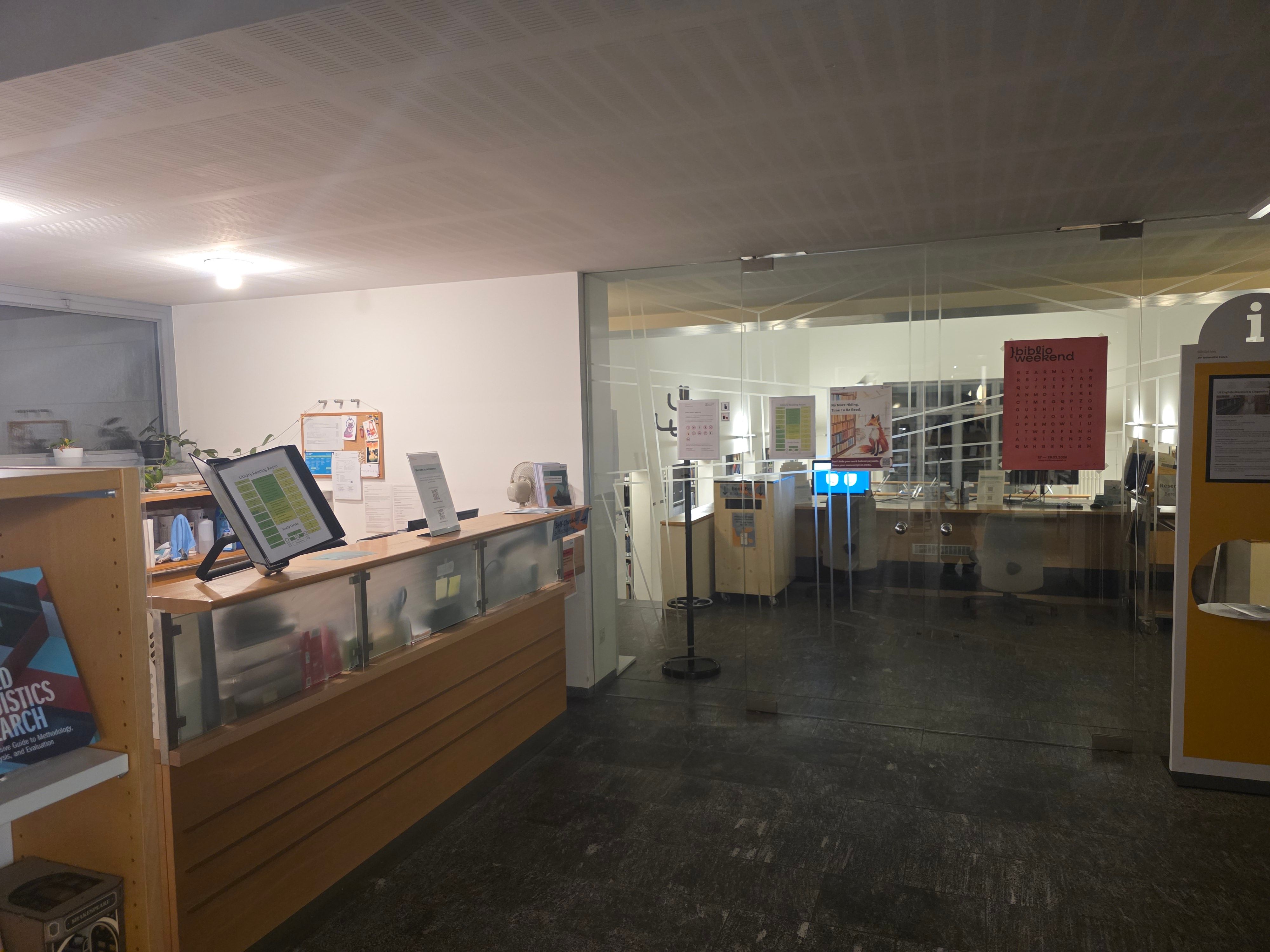 PET Bibliothek: Bild von der Infotheke.