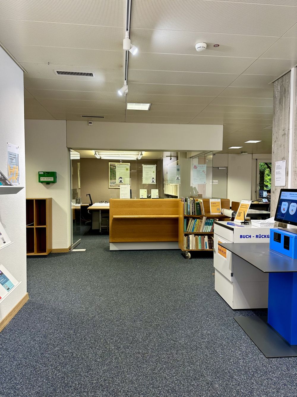 Schalter BOT-M1-40: Infotheke, vom Lesesaal gesehen.