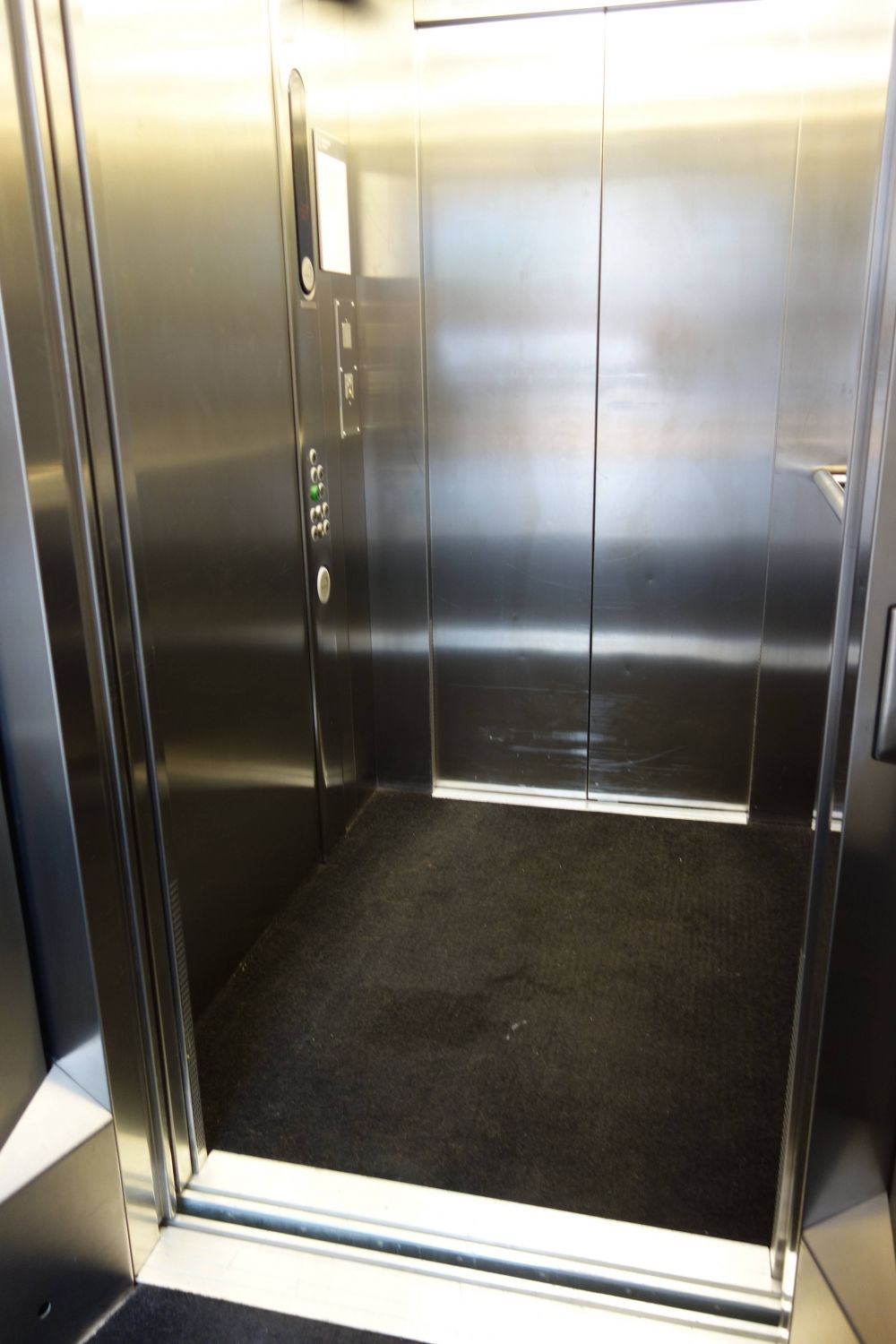 SOF, Personenlift: Innenraum des Lifts.