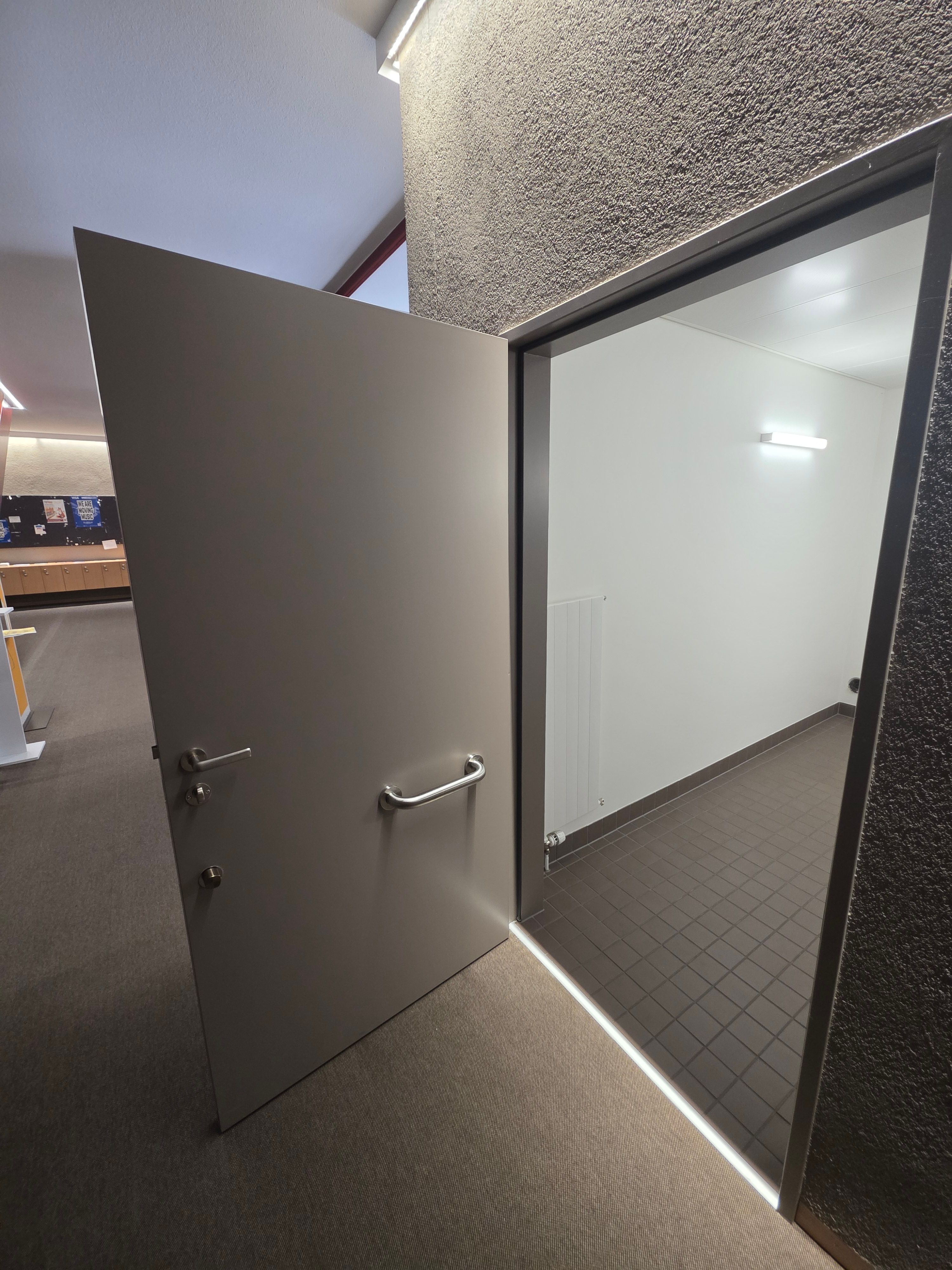 PLG A-011: Sicht der Innenseite der WC-Tür. Man erkennt den Hebegriff.