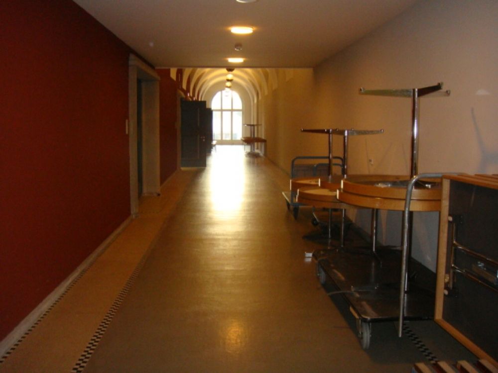 KO2, Stockwerk D: Einblick in den Flur des Stockwerks D (seitens des KOL).